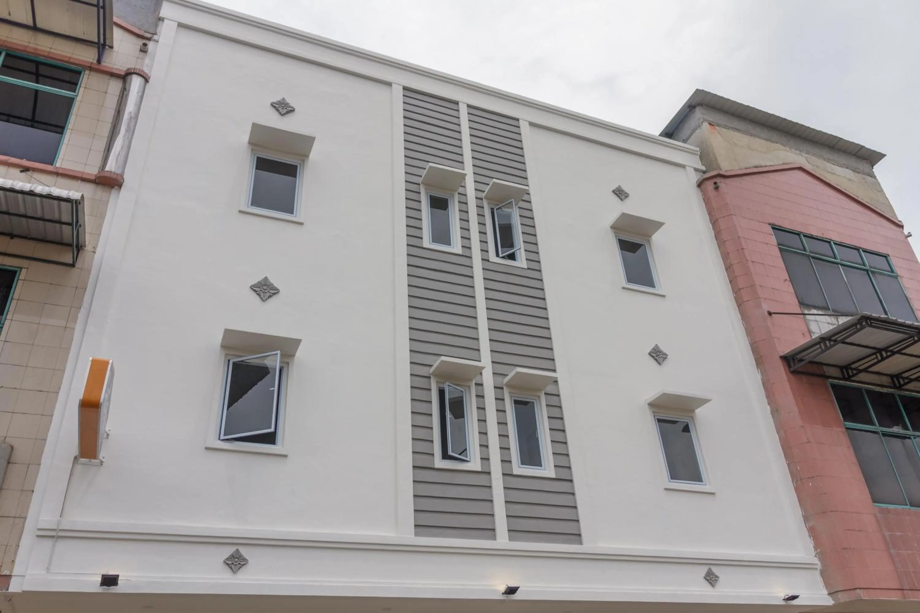 Property building in RedDoorz near Mall SKA Pekanbaru