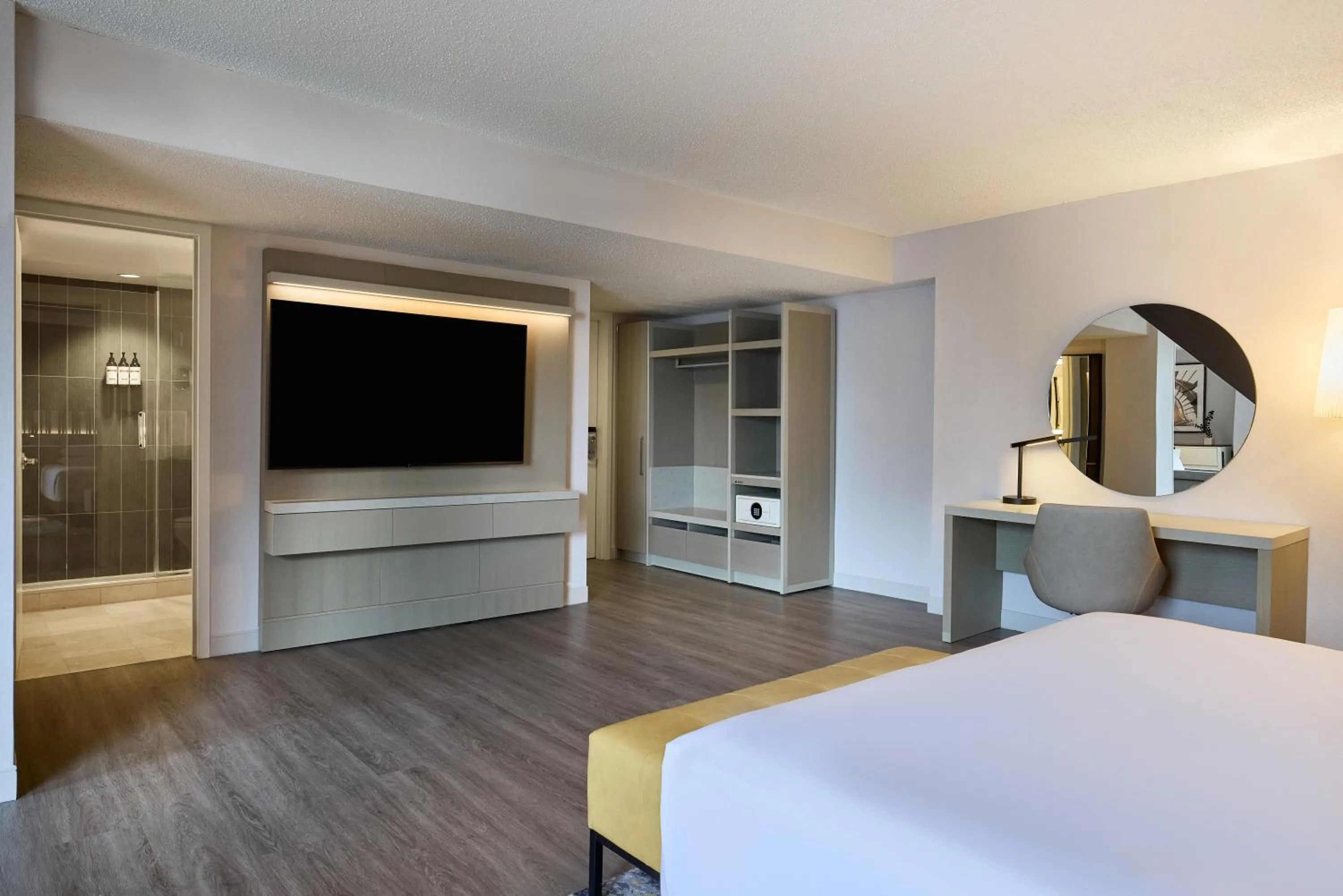 Bathroom, Bed in Hyatt Regency Chicago
