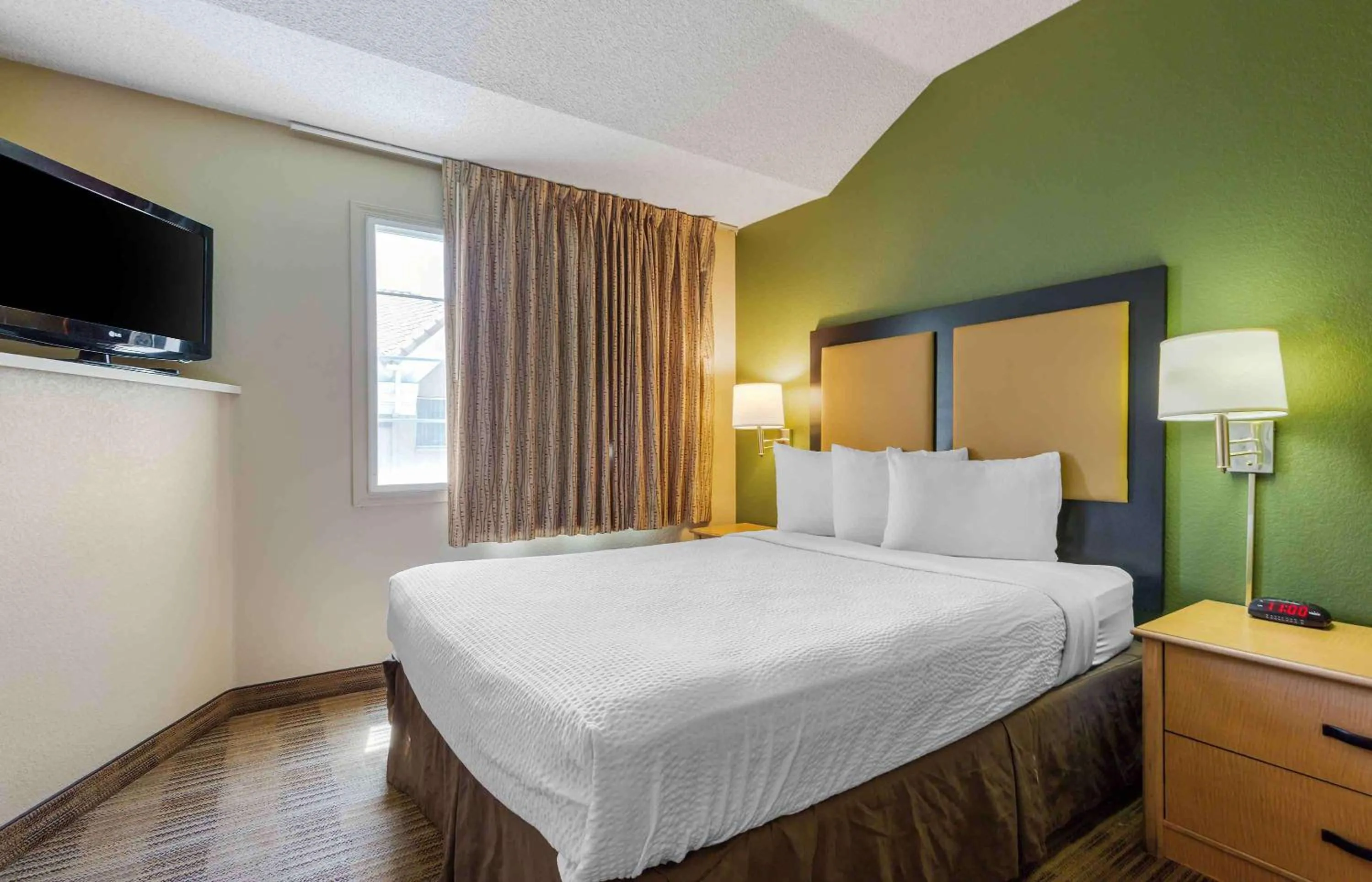 Bedroom, Bed in Extended Stay America Select Suites - Providence - Airport