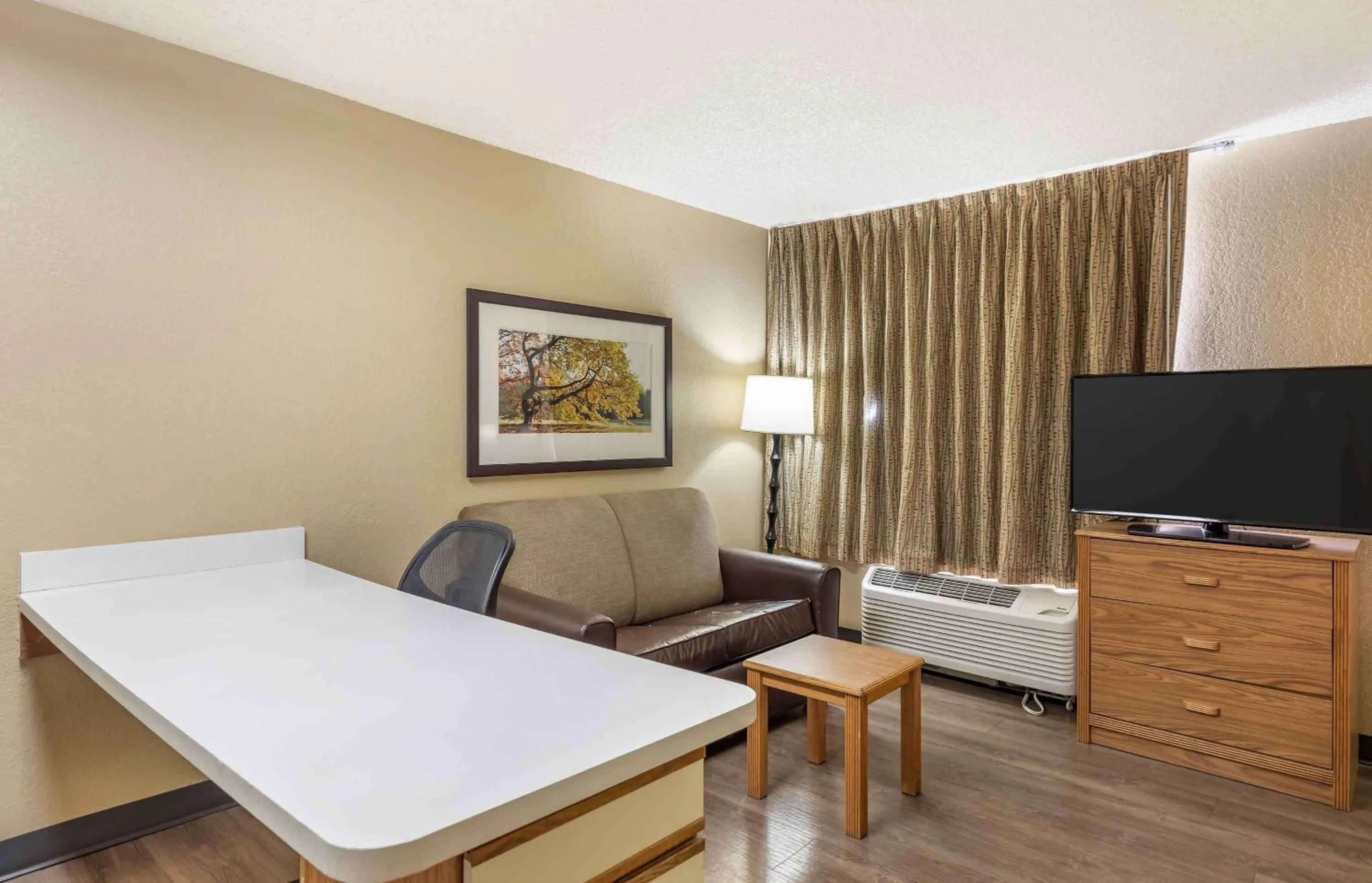 Bedroom, Bed in Extended Stay America Select Suites - Providence - Airport