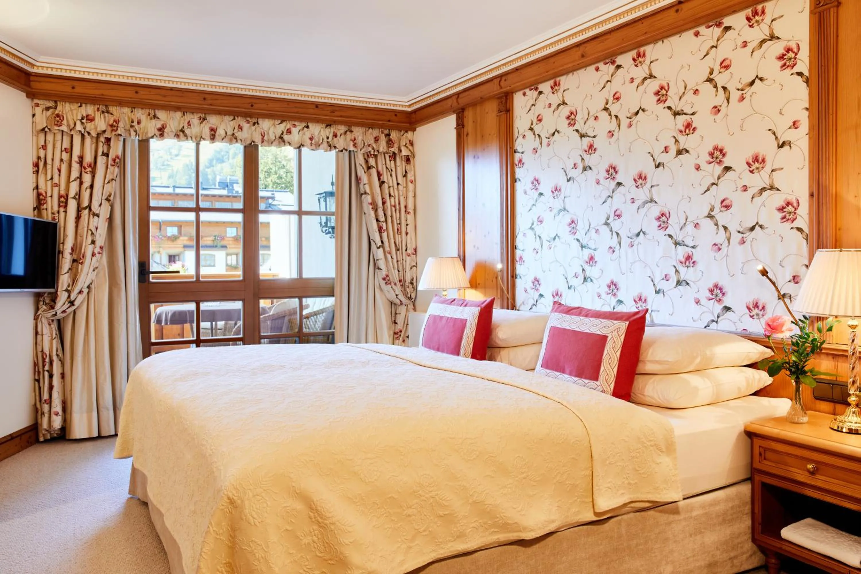 Bedroom, Bed in Salzburgerhof, das 5-Sterne Hotel von Zell am See