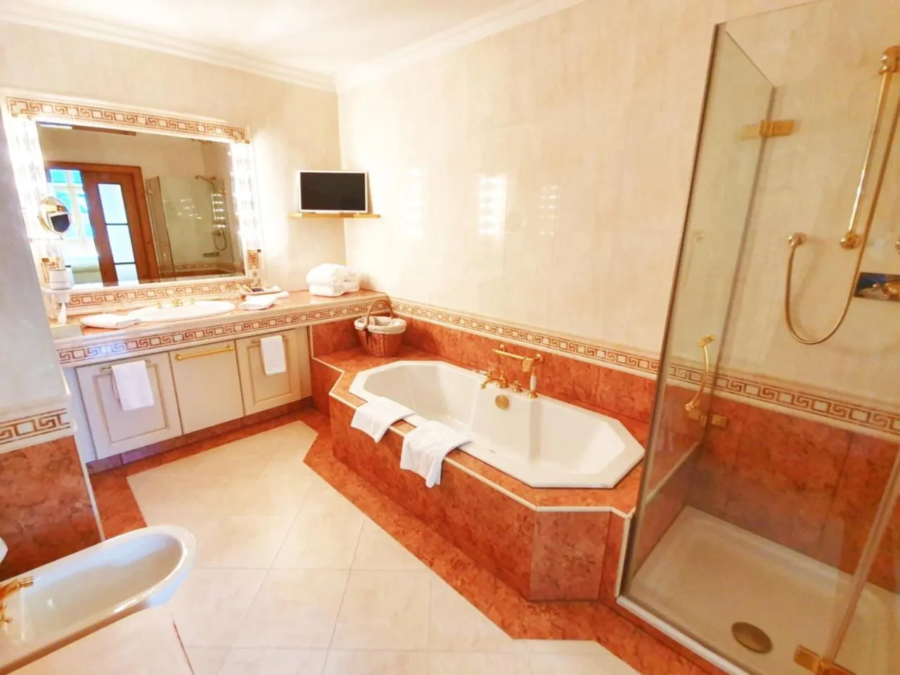 Shower in Salzburgerhof, das 5-Sterne Hotel von Zell am See