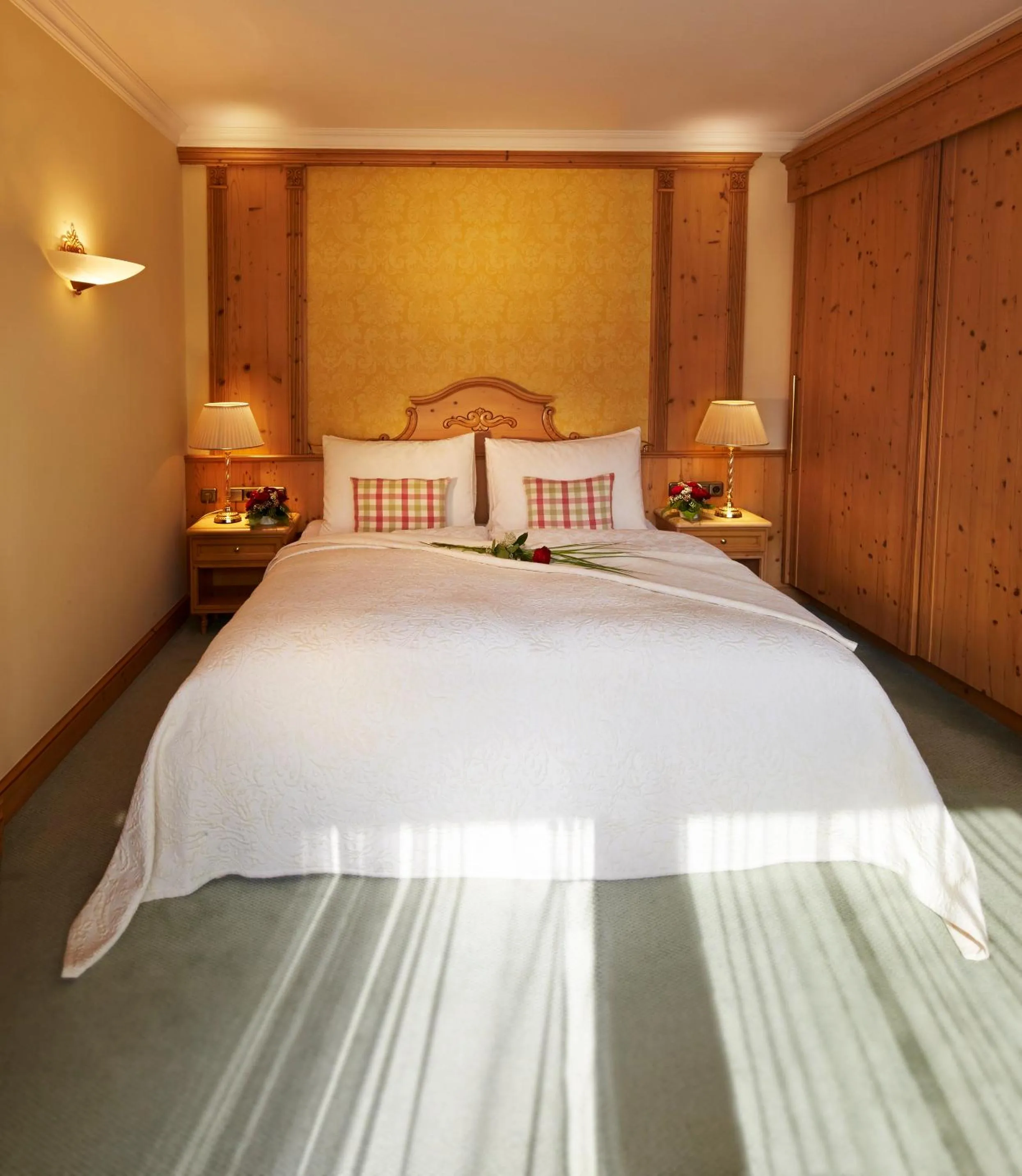 Bedroom, Bed in Salzburgerhof, das 5-Sterne Hotel von Zell am See