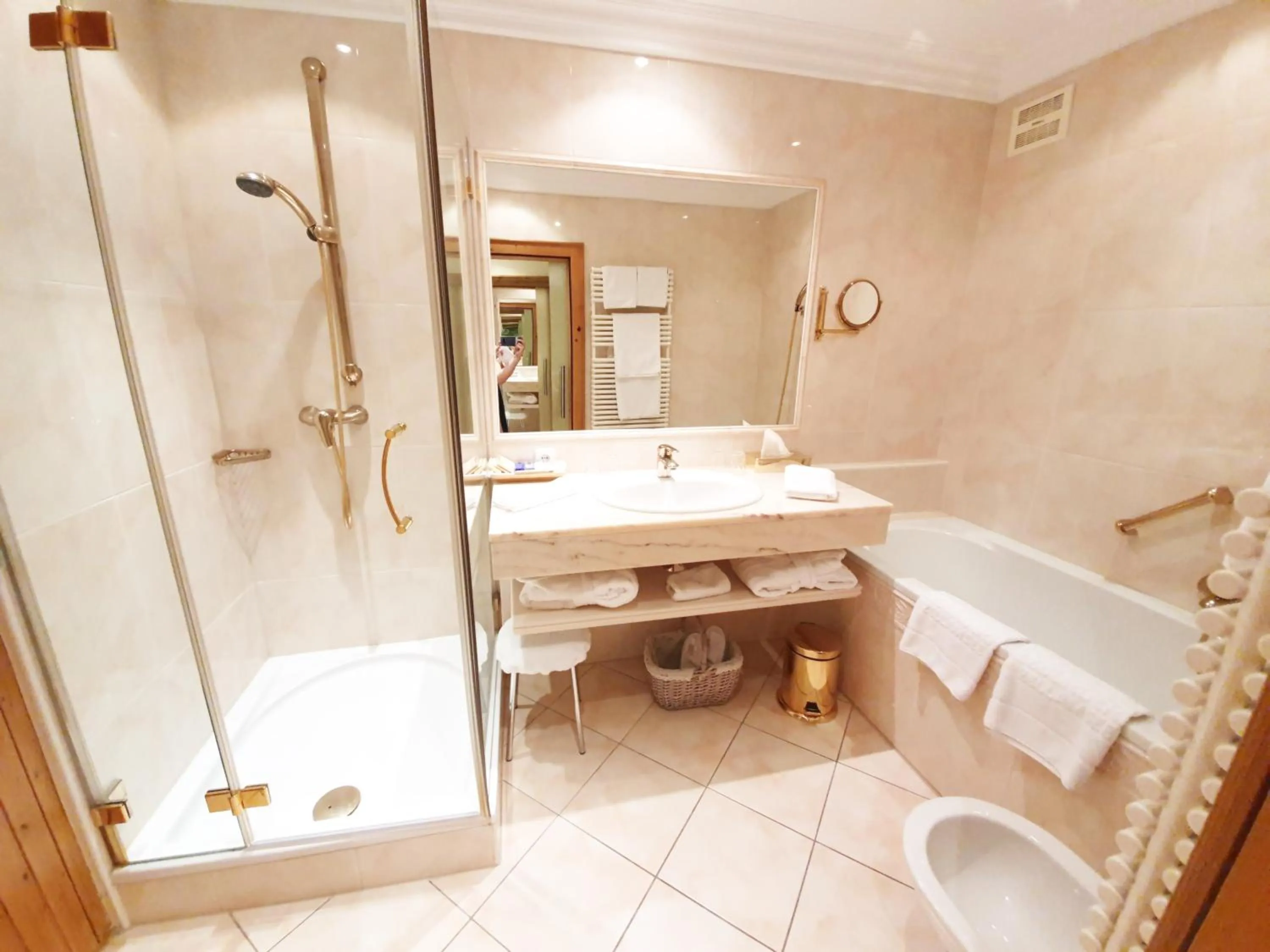 Shower in Salzburgerhof, das 5-Sterne Hotel von Zell am See