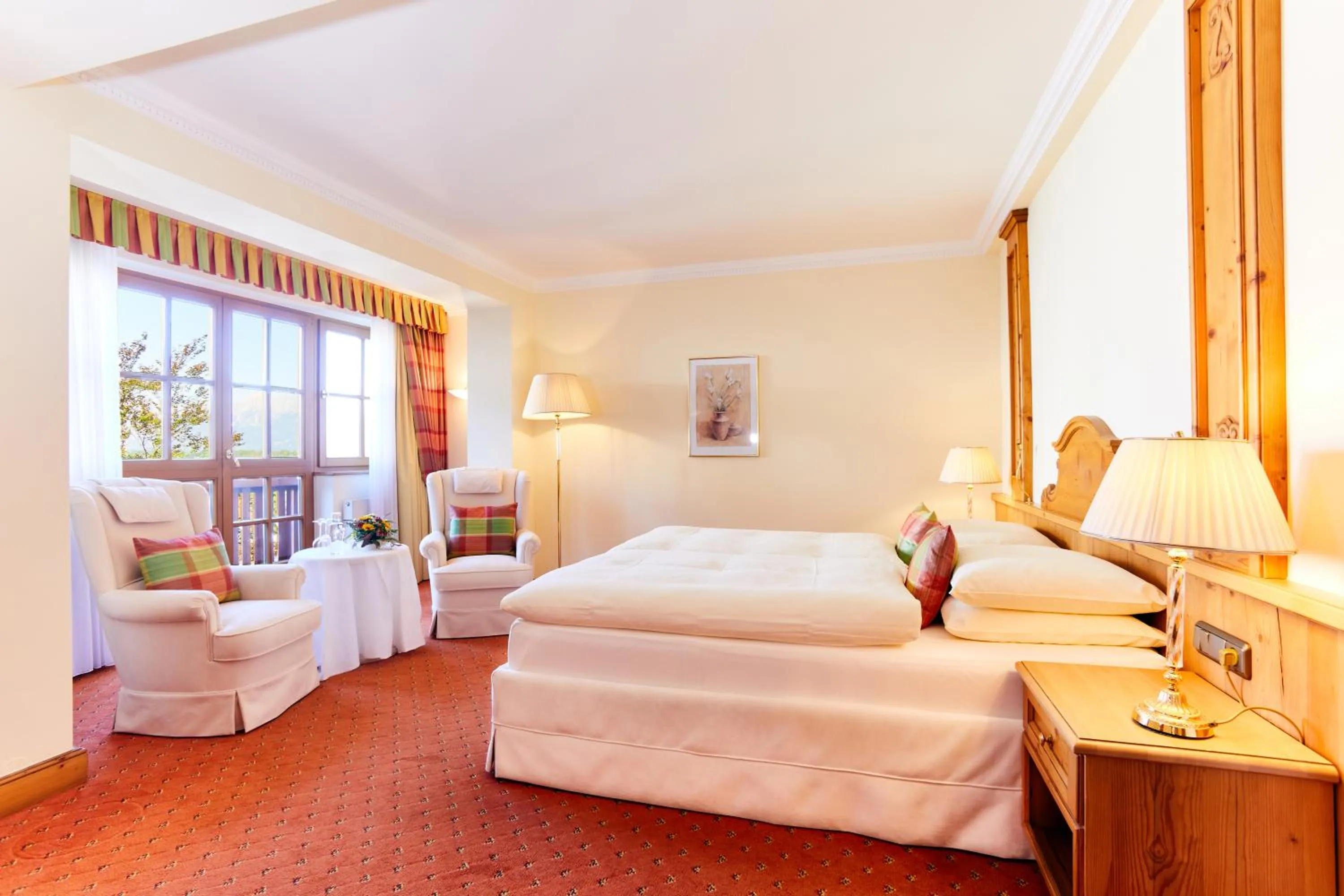 Photo of the whole room, Bed in Salzburgerhof, das 5-Sterne Hotel von Zell am See