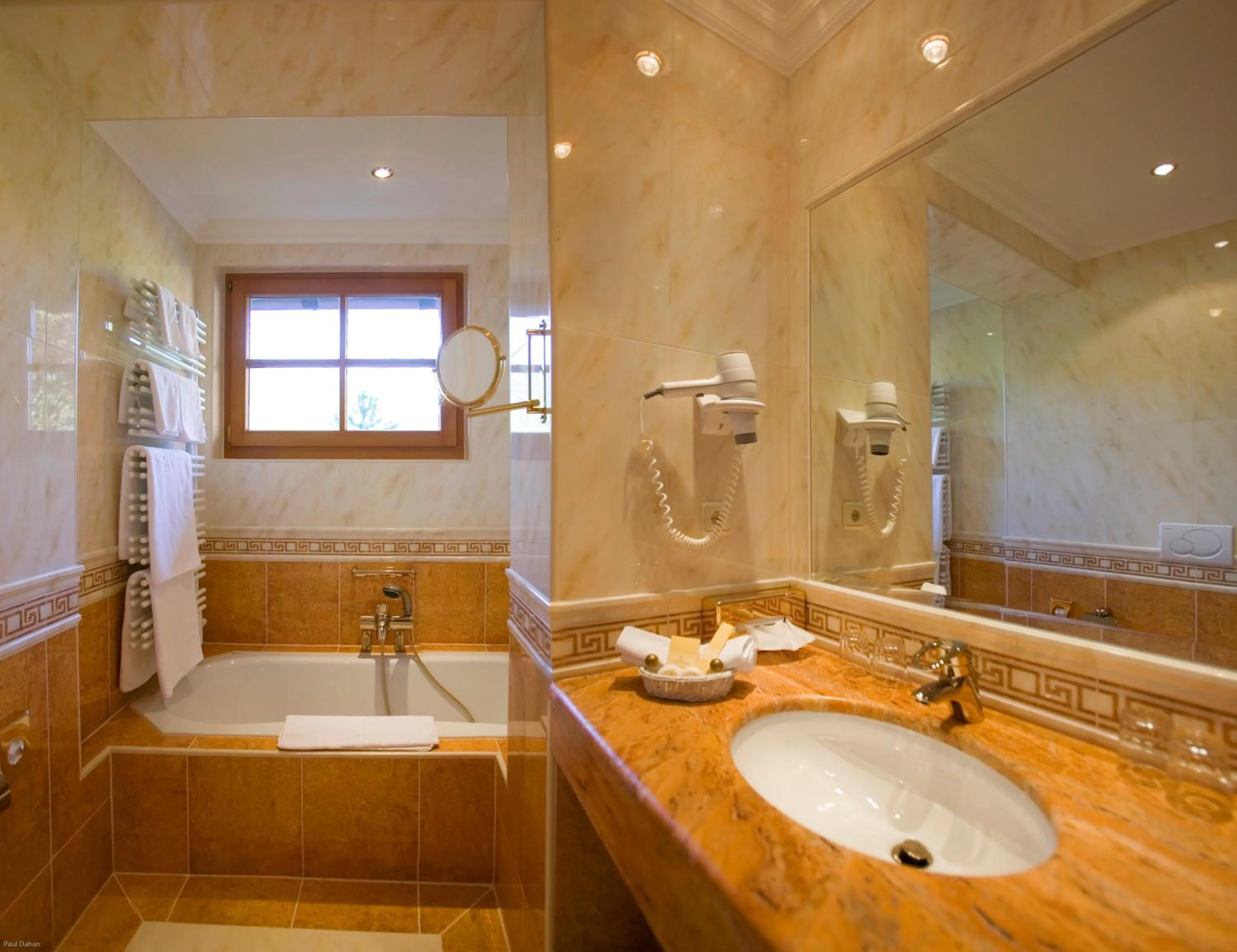 Bathroom in Salzburgerhof, das 5-Sterne Hotel von Zell am See