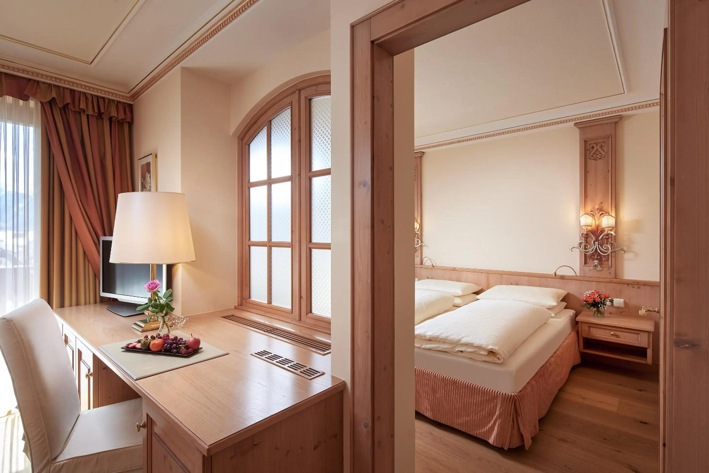 Photo of the whole room, Bed in Salzburgerhof, das 5-Sterne Hotel von Zell am See