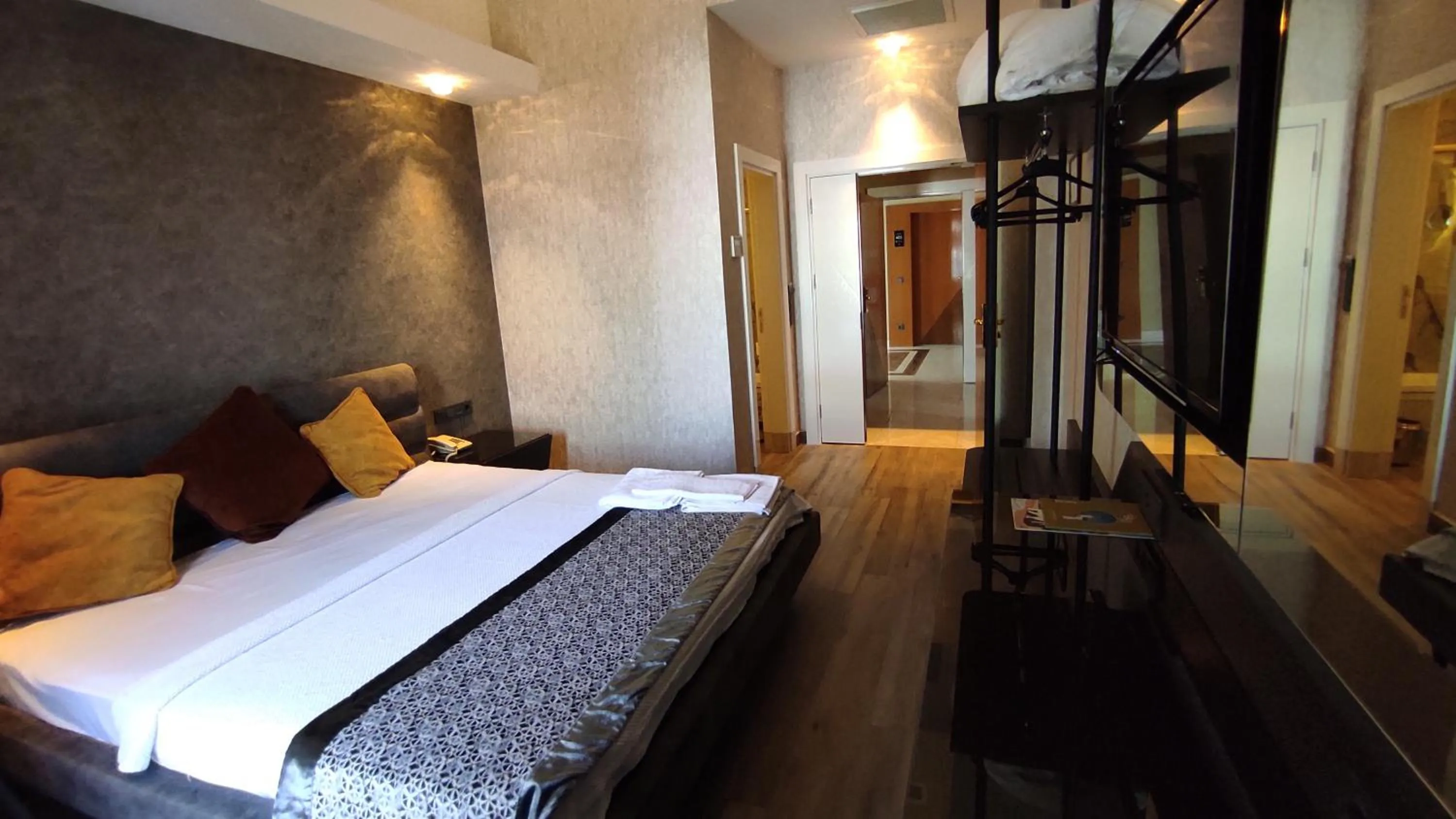 Bed in Elite Luxury Suite & Spa