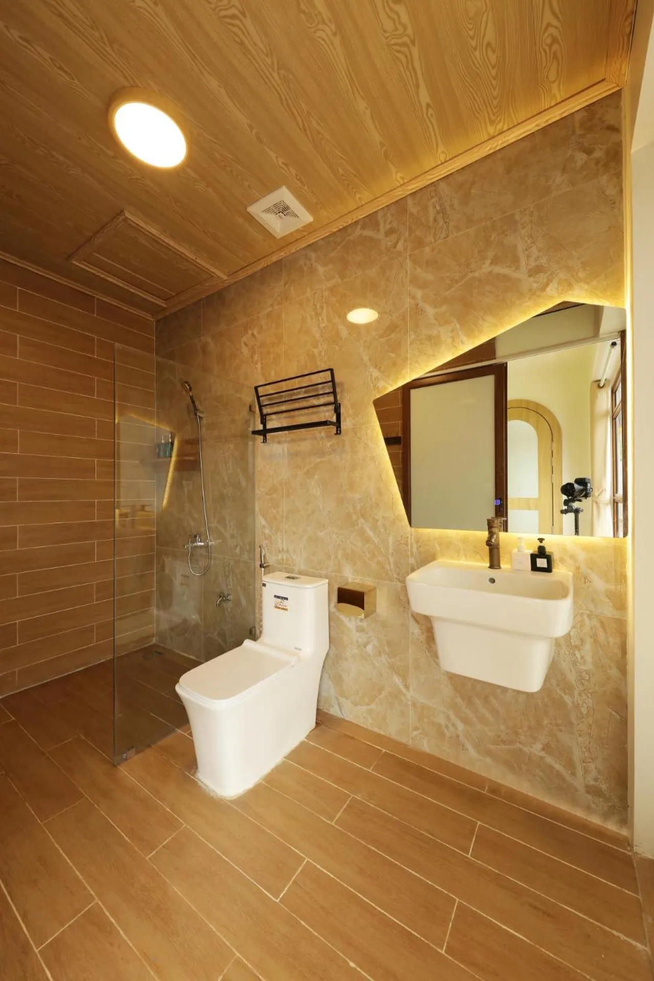 Shower in Trang An Ao Dai Homestay