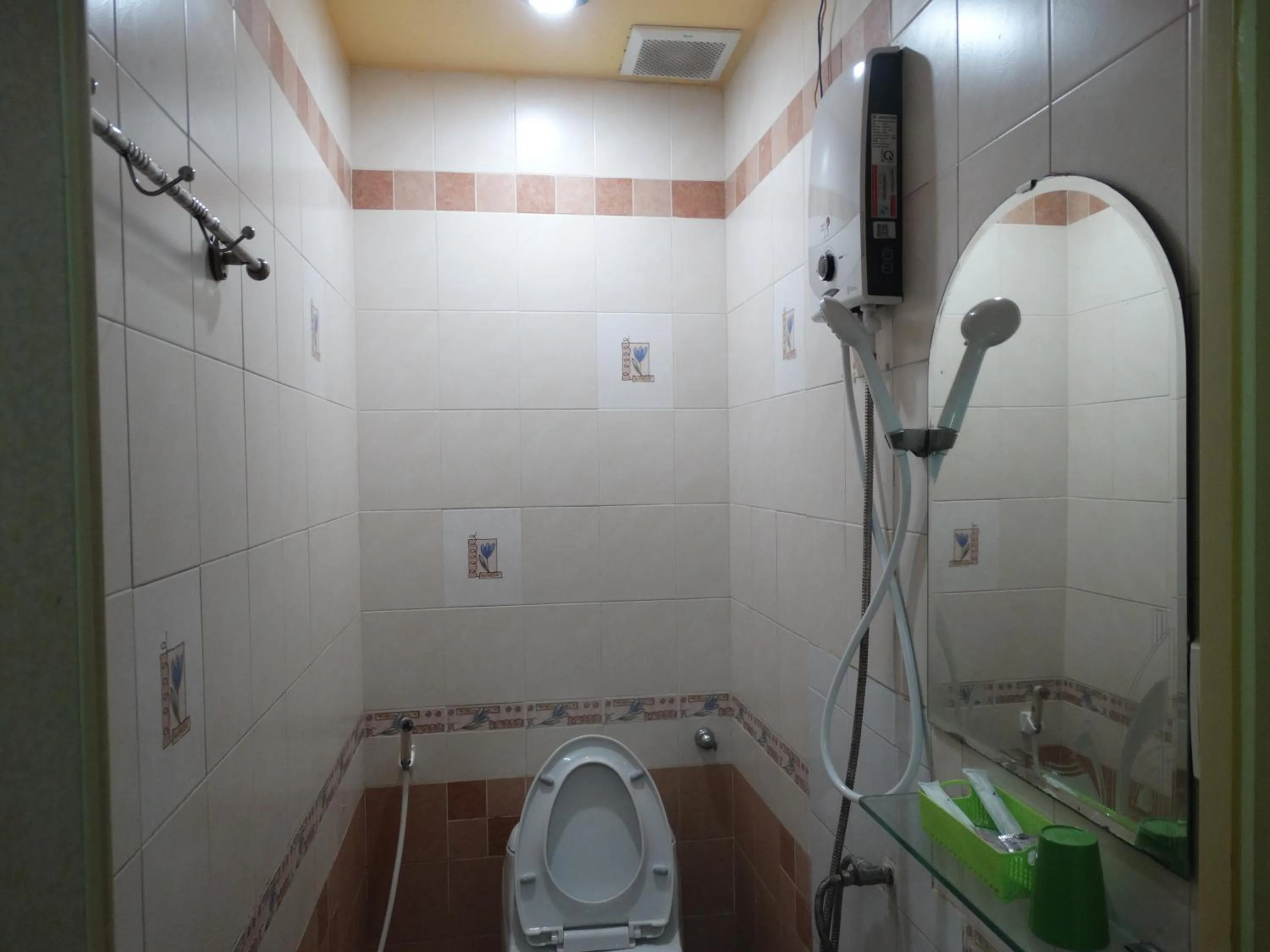 Shower in Thuong Hai Hotel