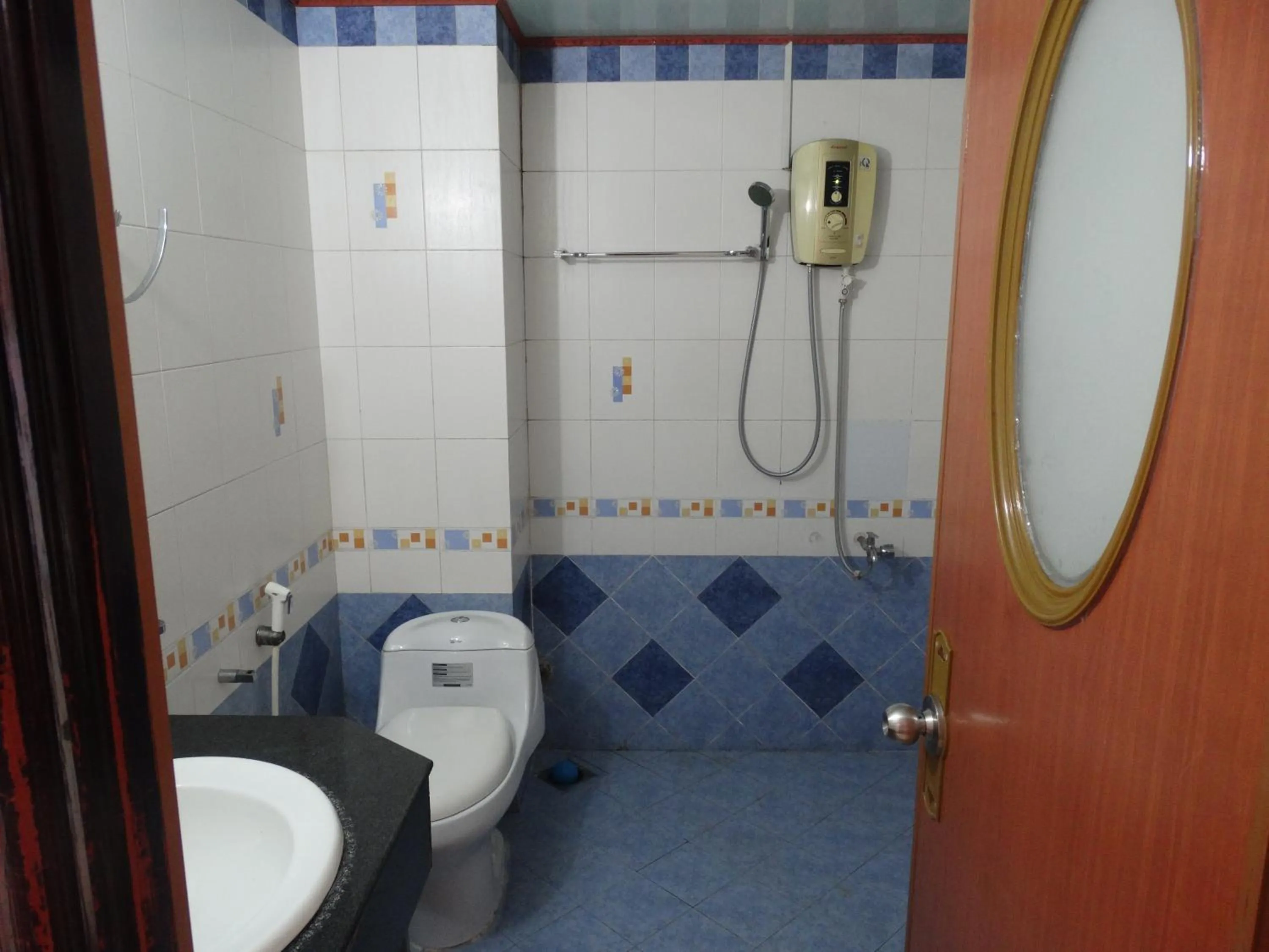 Shower in Thuong Hai Hotel