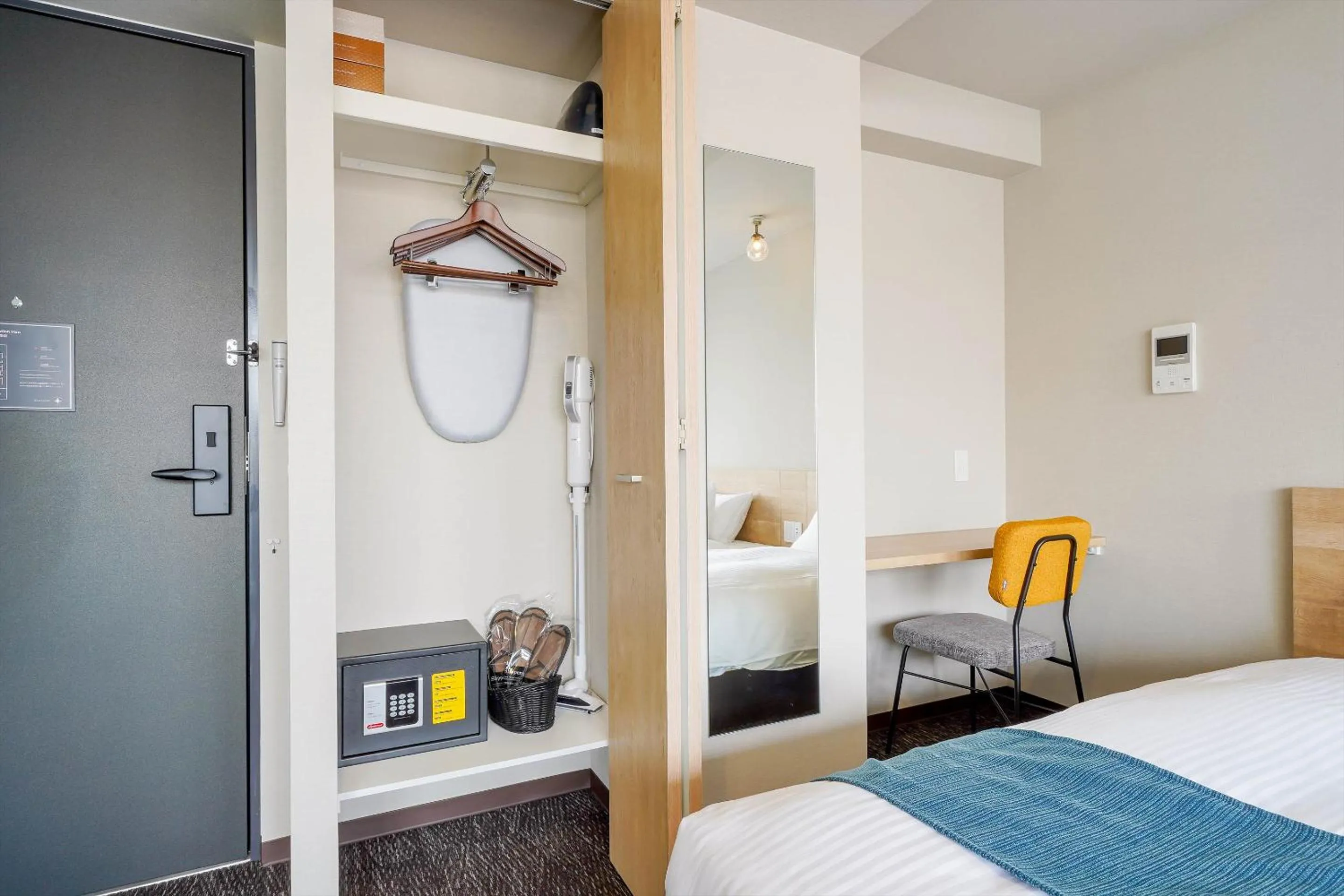 wardrobe, Bed in RESI STAY Heart