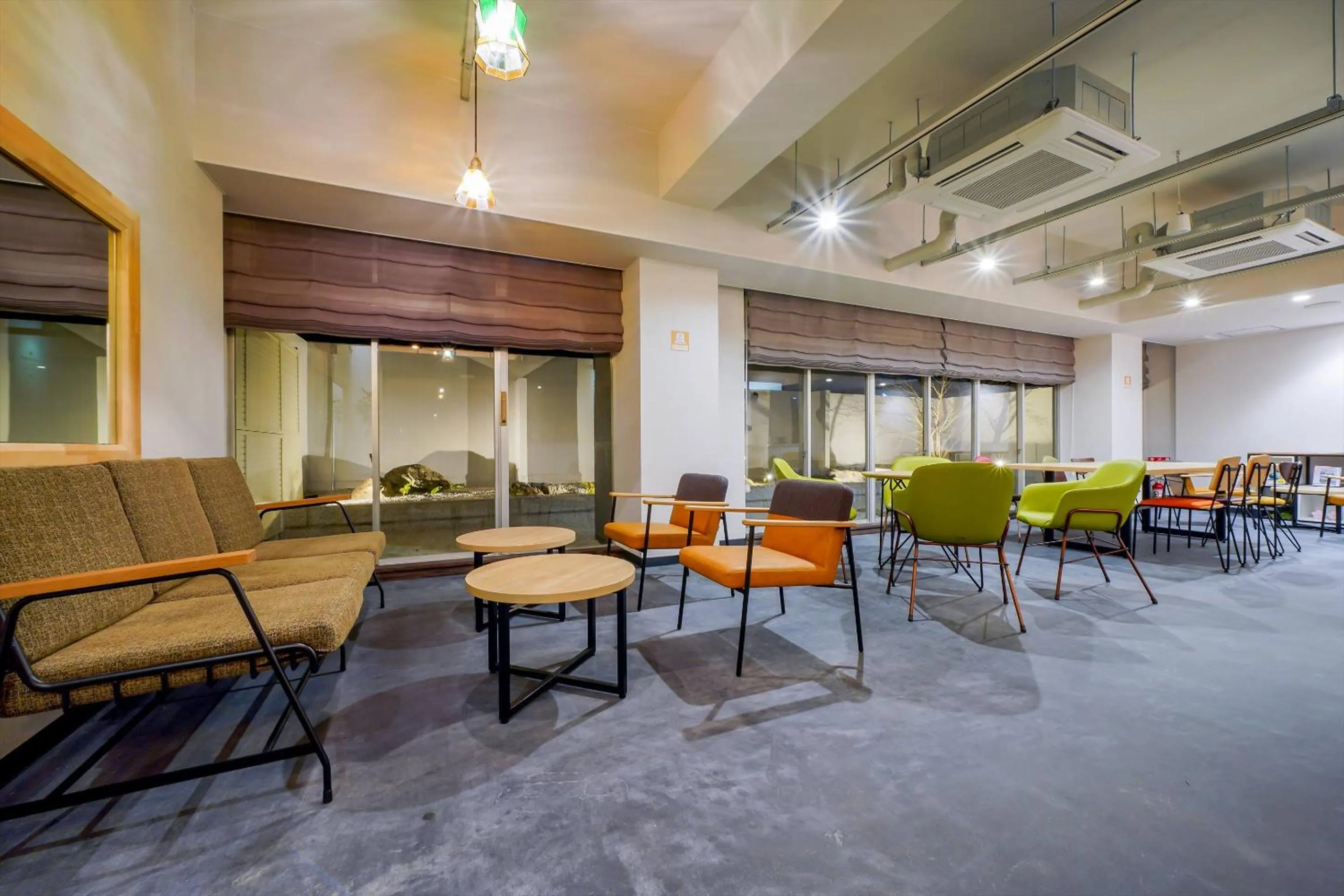 Communal lounge/ TV room in RESI STAY Heart