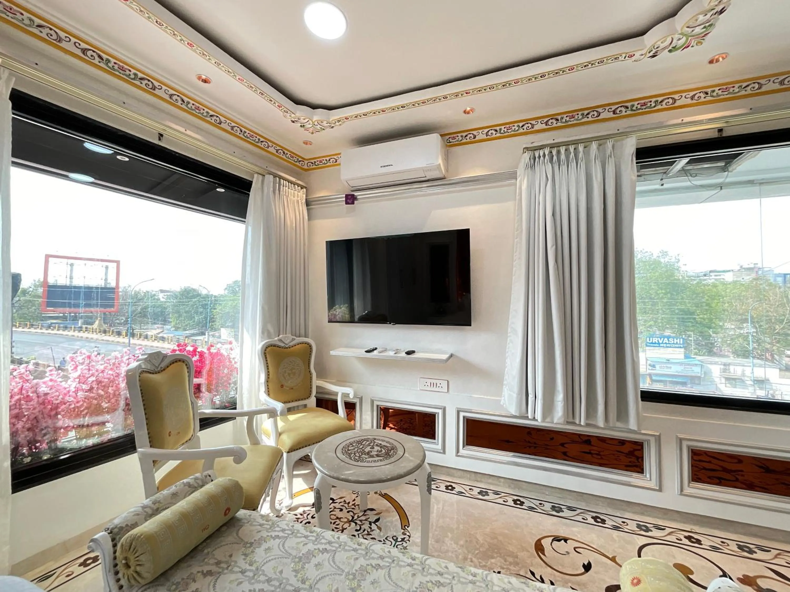 Communal lounge/ TV room in Hotel Om Stay Well