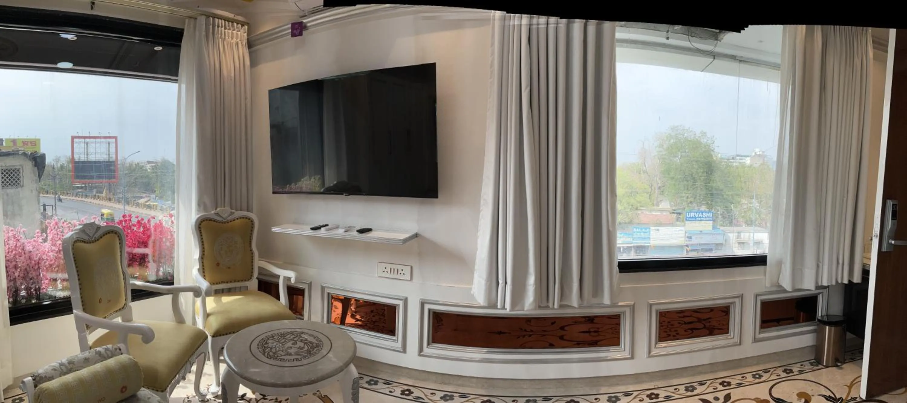 TV and multimedia in Hotel Om Stay Well