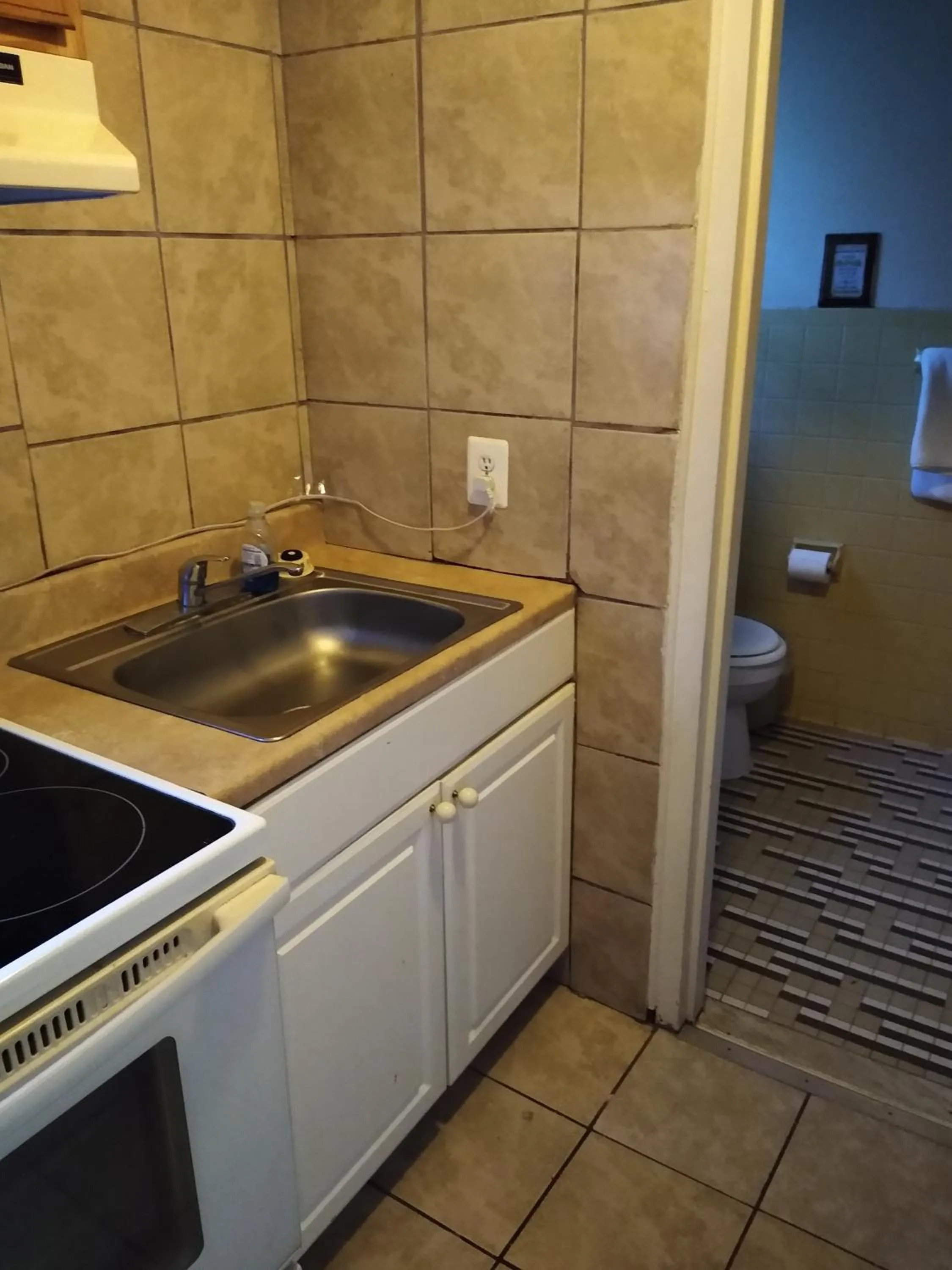 Kitchen or kitchenette in Clarysville Motel