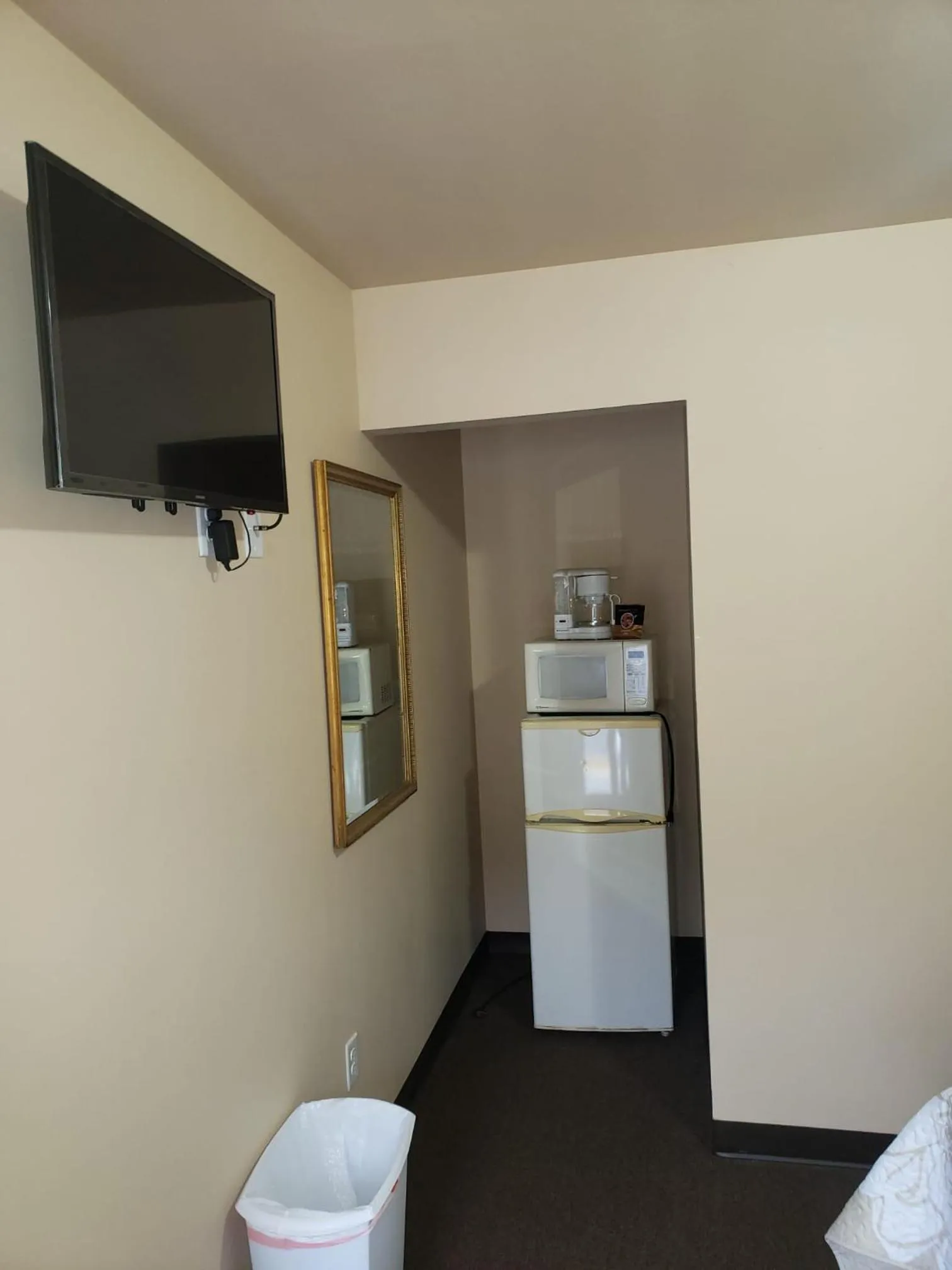 TV and multimedia in Clarysville Motel