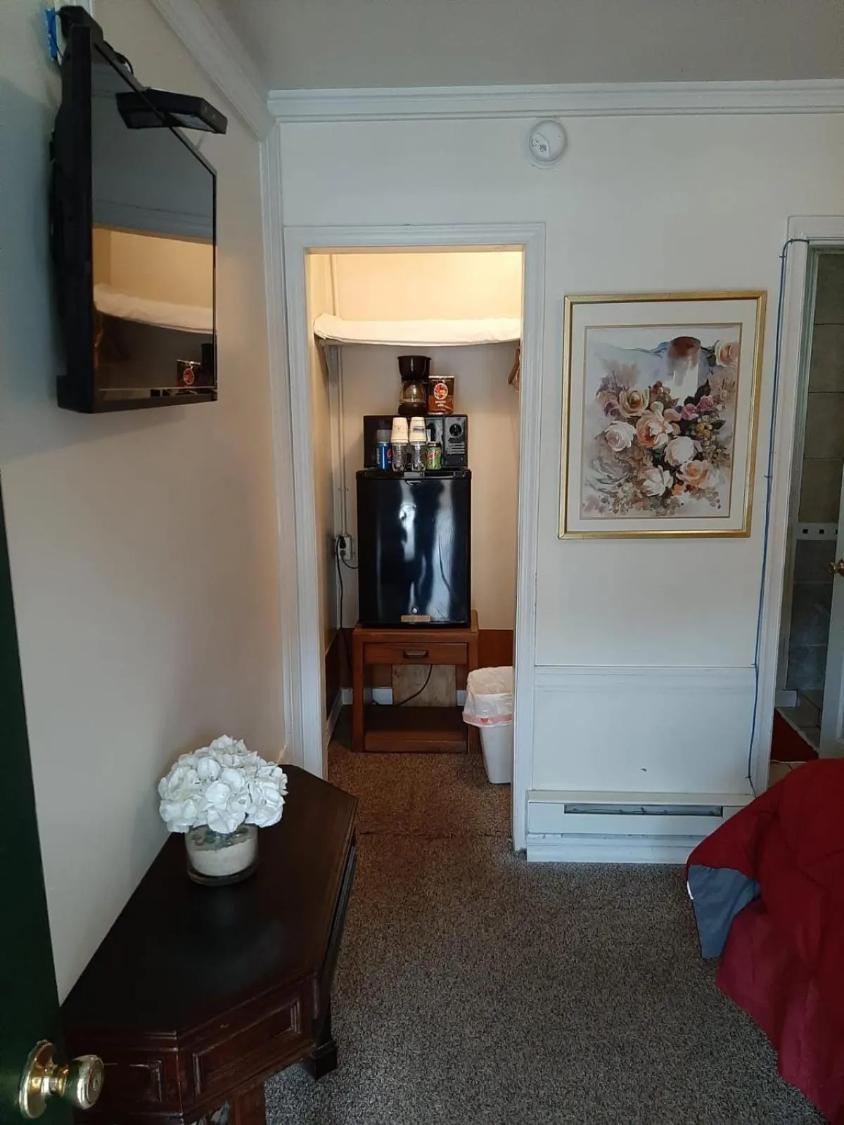 TV and multimedia in Clarysville Motel