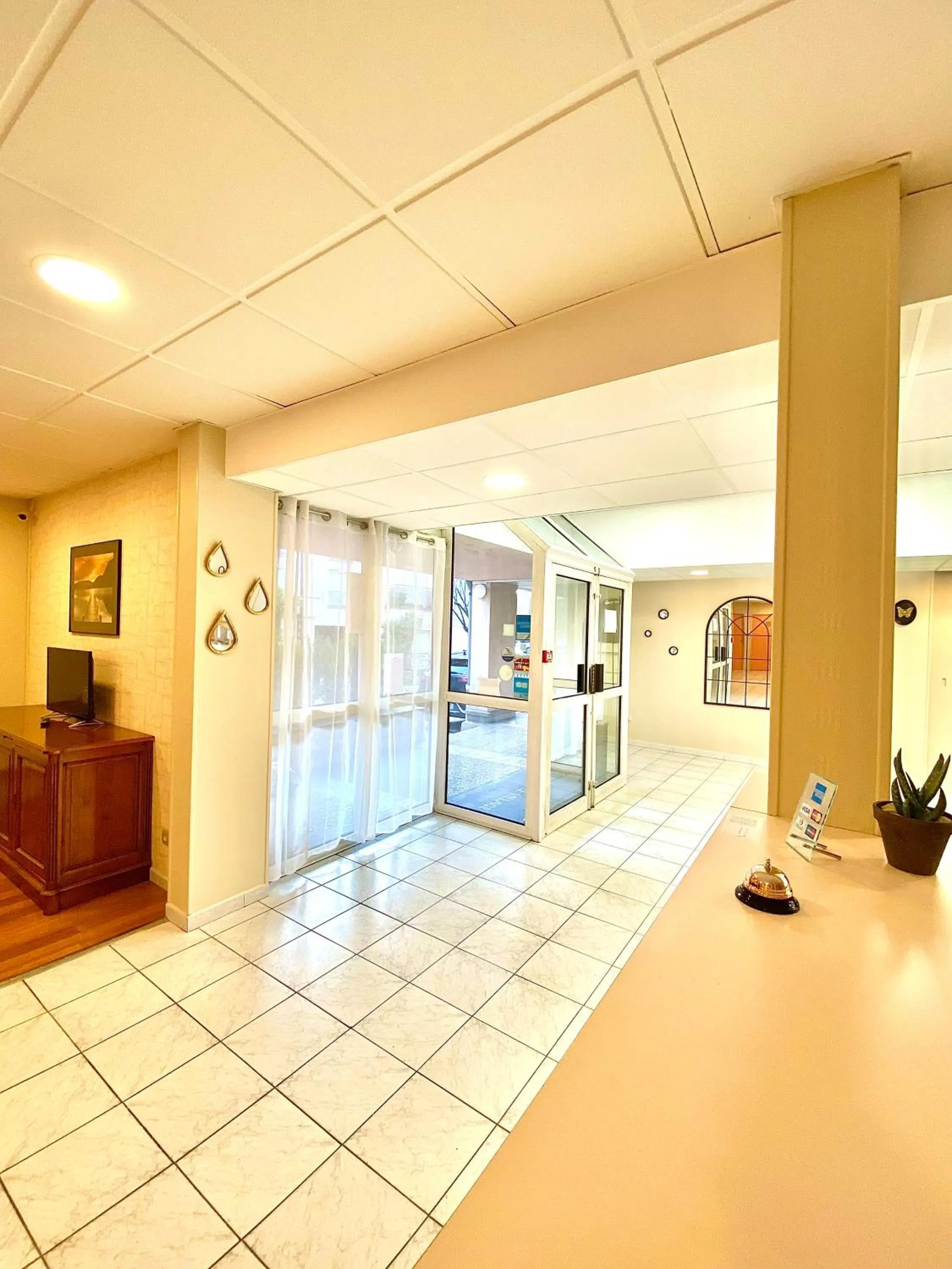 Communal lounge/ TV room in Hotel Le Village