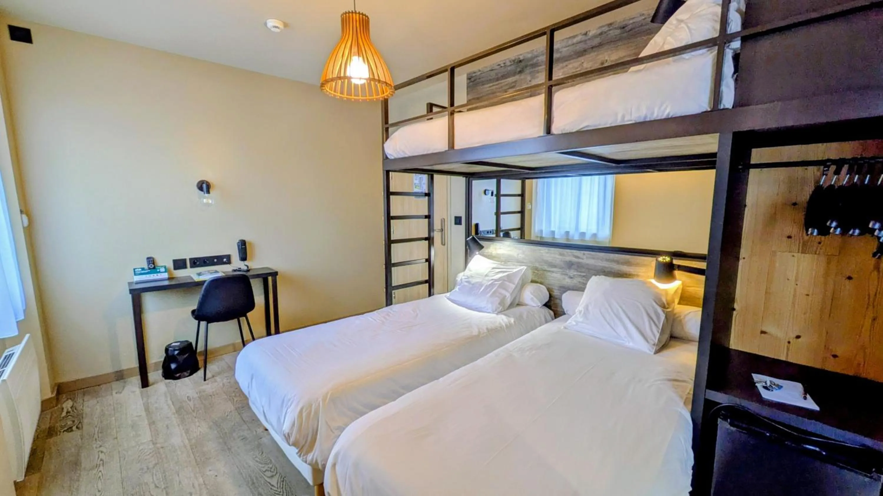 Bed in Logis Hôtel restaurant La Remise