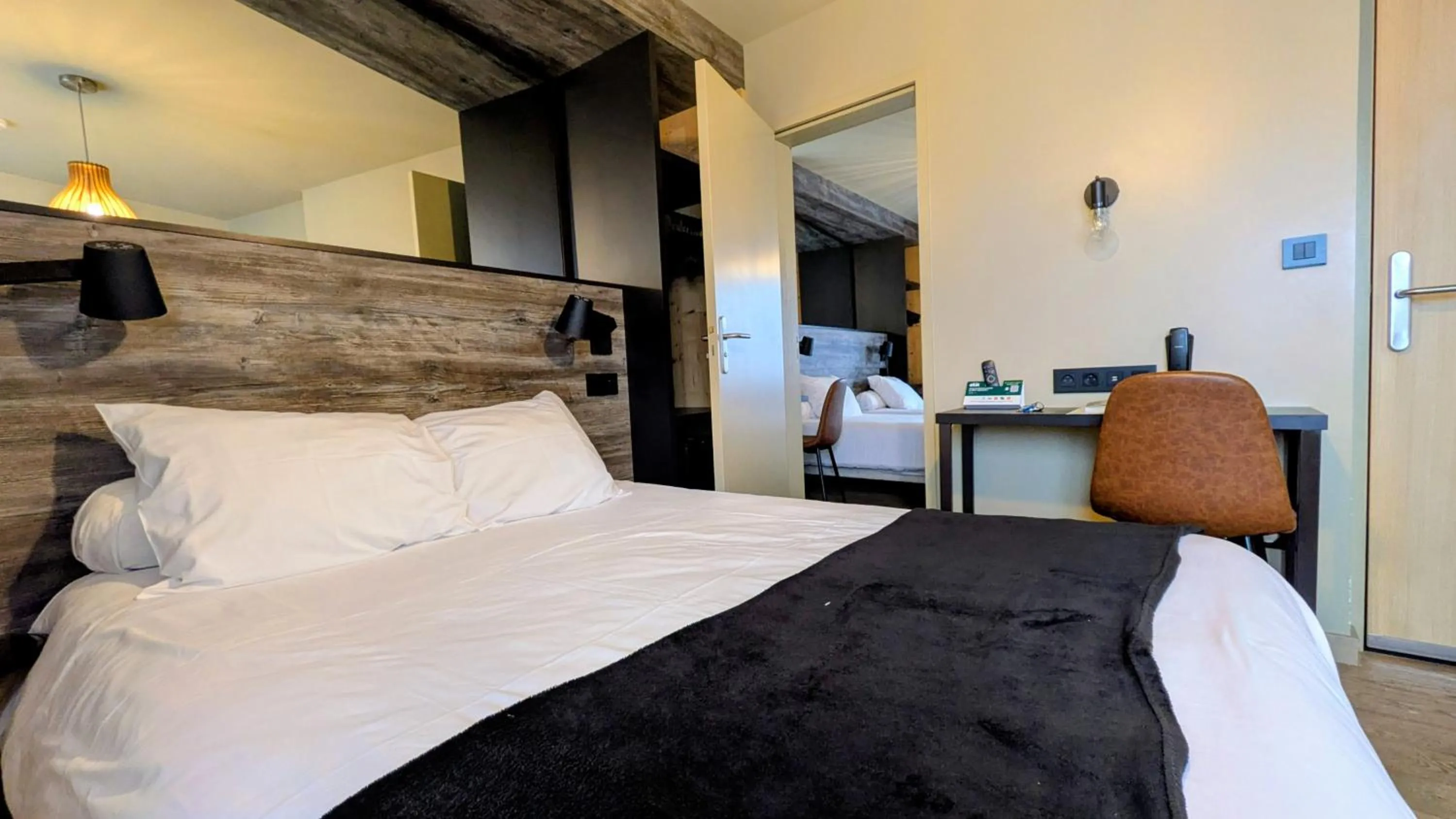 Bed in Logis Hôtel restaurant La Remise