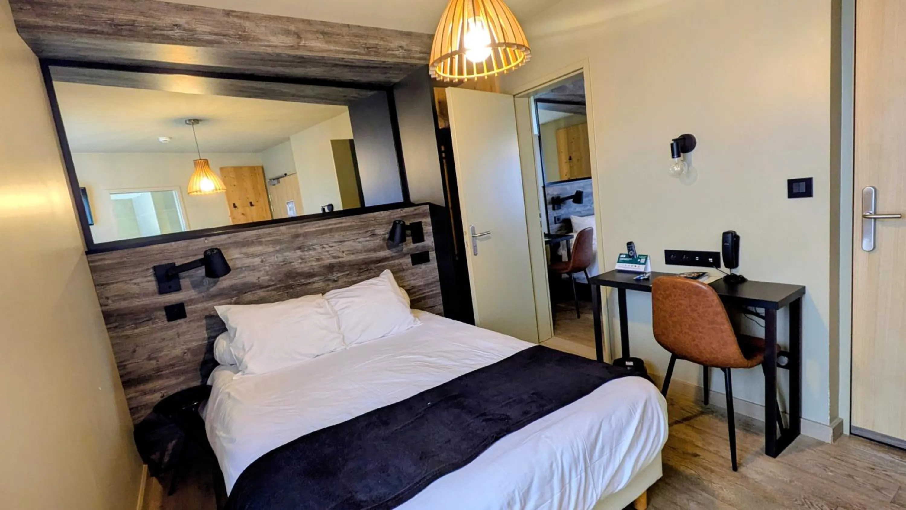 Bed in Logis Hôtel restaurant La Remise