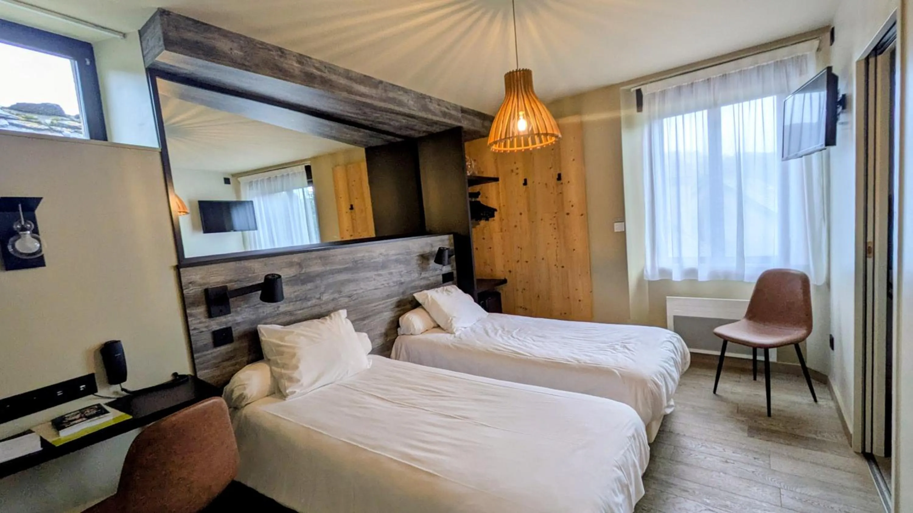 Bed in Logis Hôtel restaurant La Remise