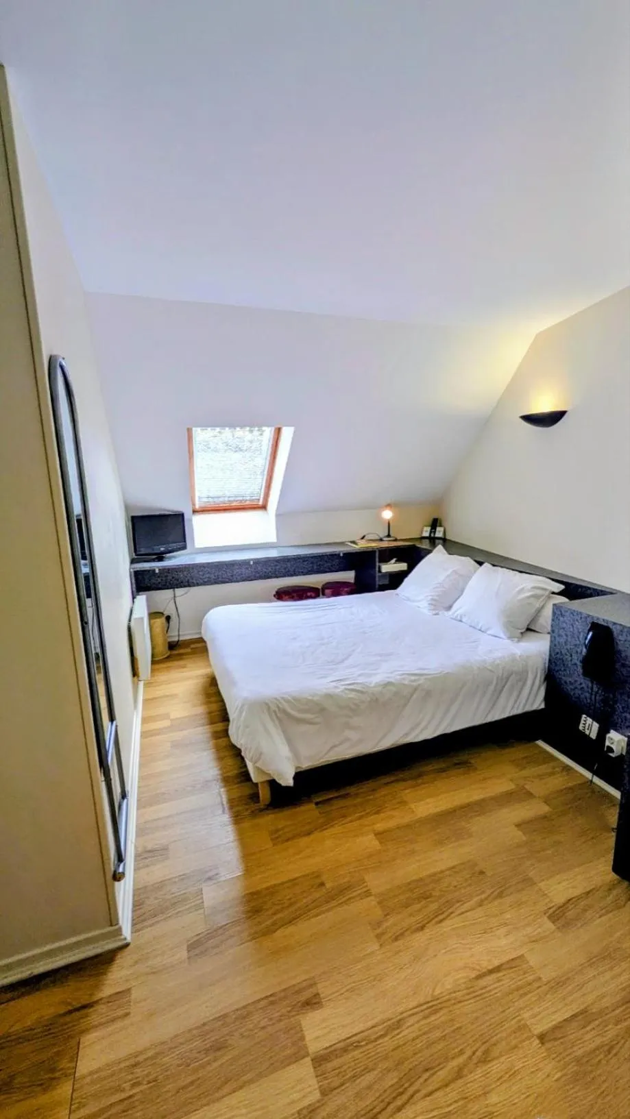 Bed in Logis Hôtel restaurant La Remise