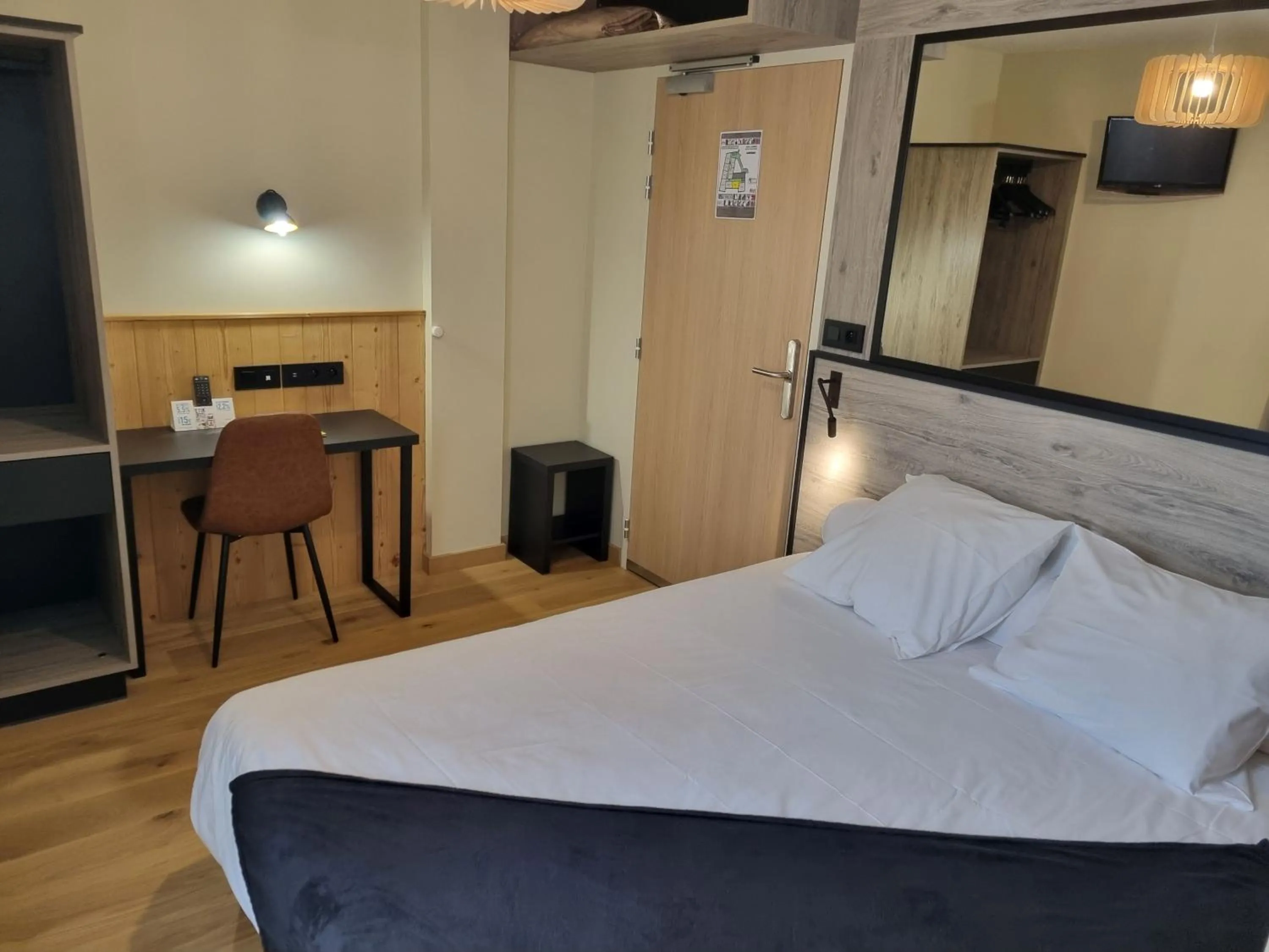 Bed in Logis Hôtel restaurant La Remise