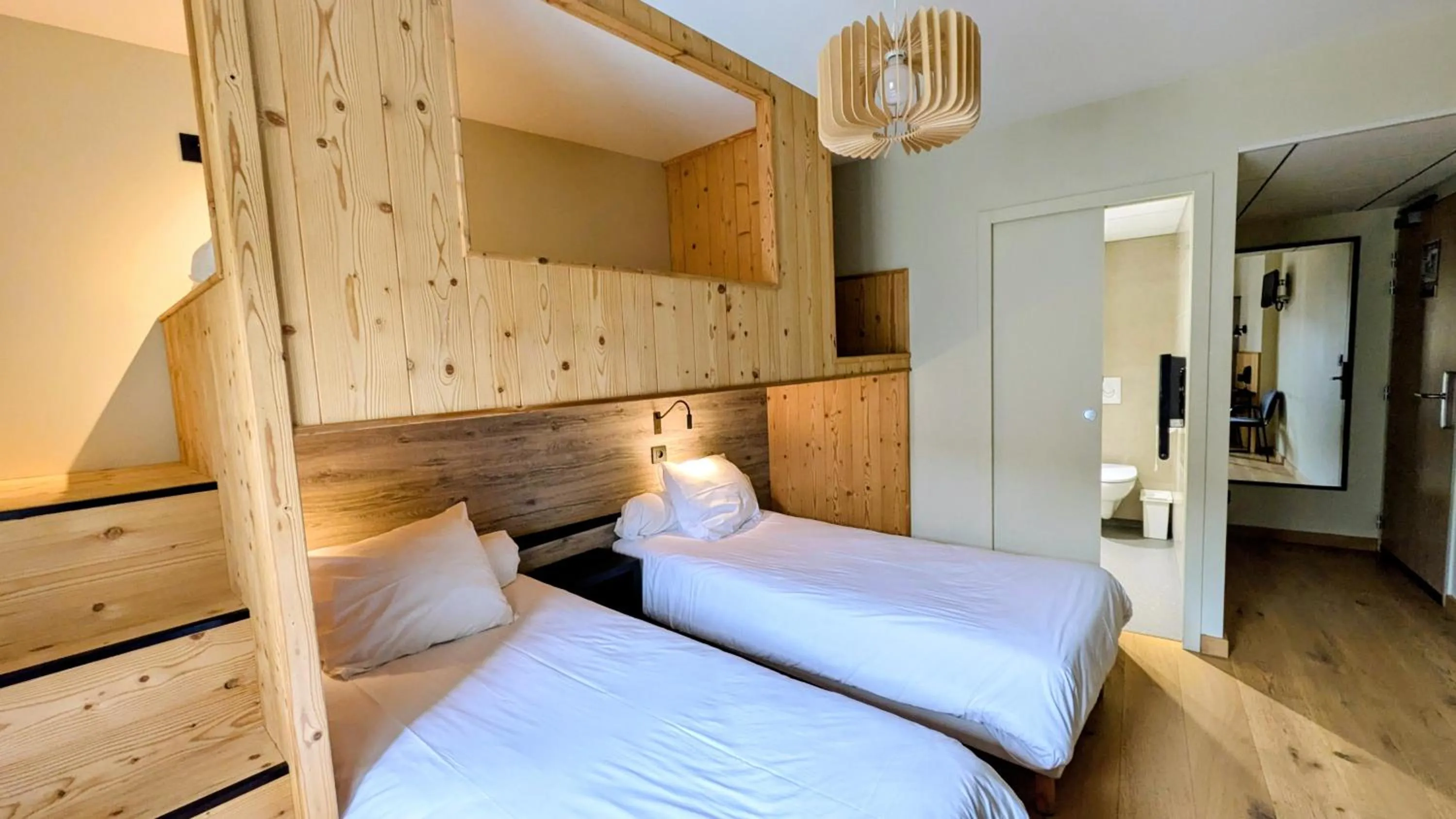 Bed in Logis Hôtel restaurant La Remise