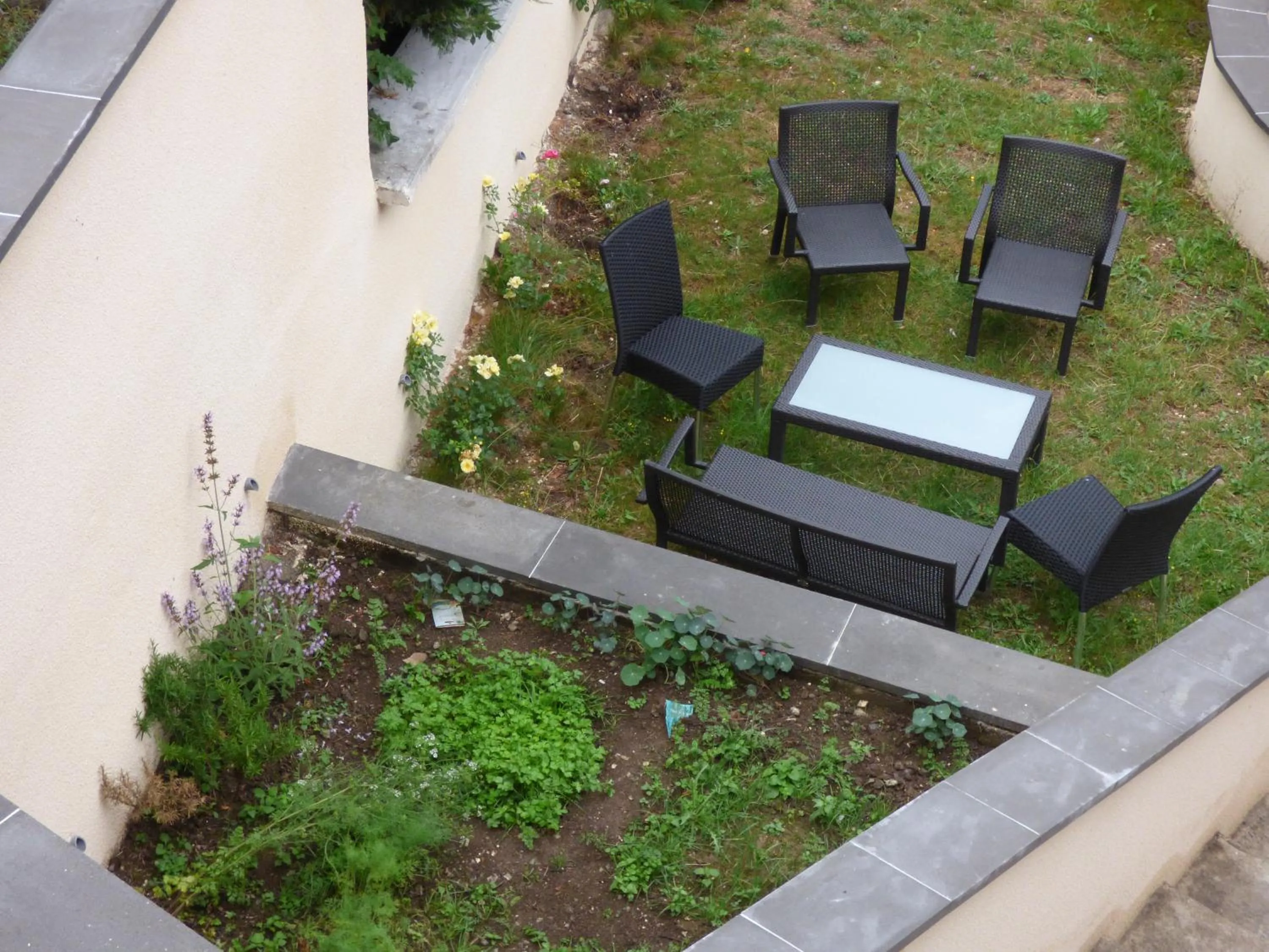 Garden in Logis Hôtel restaurant La Remise