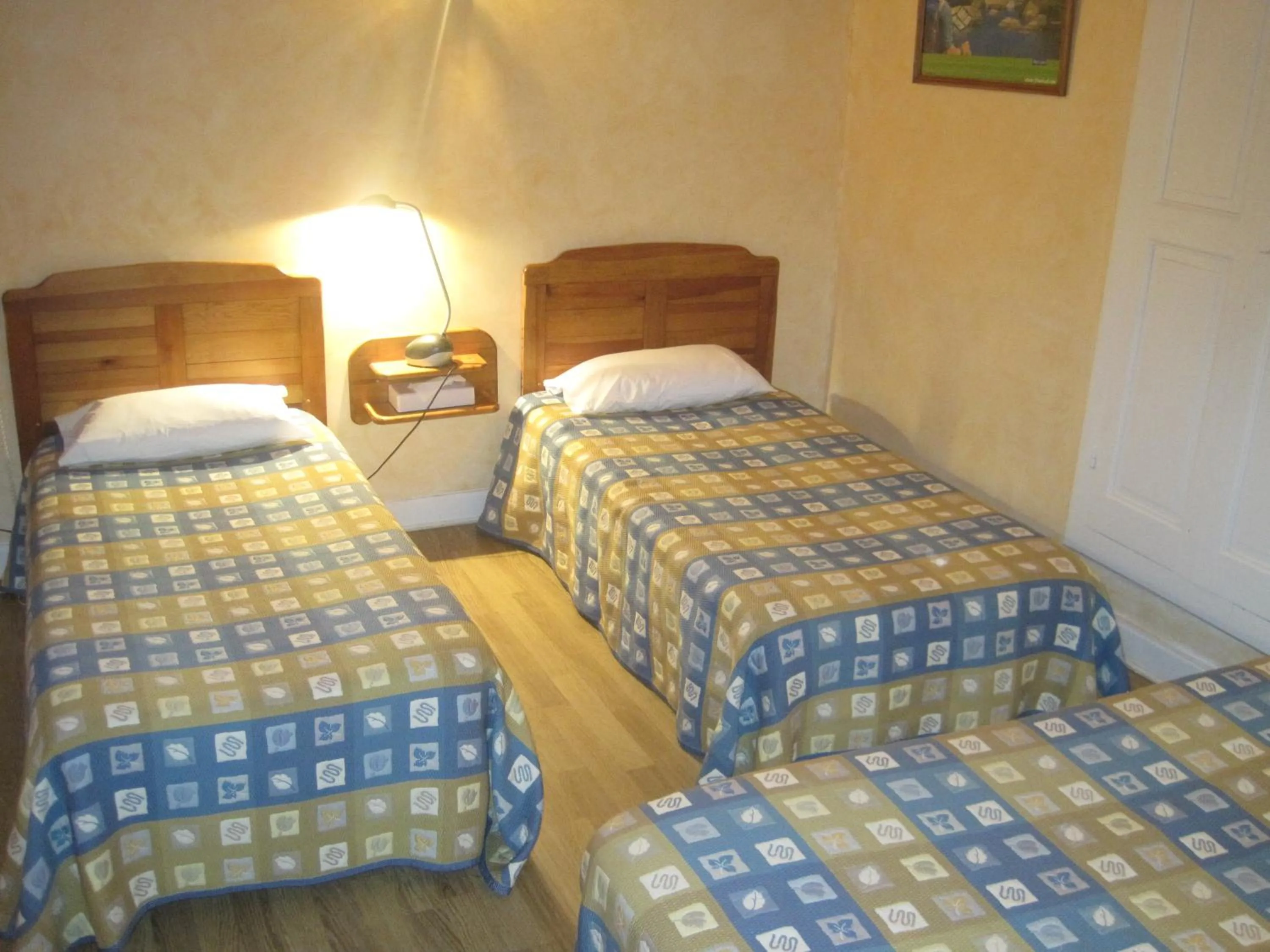 Bed in Logis Hôtel restaurant La Remise