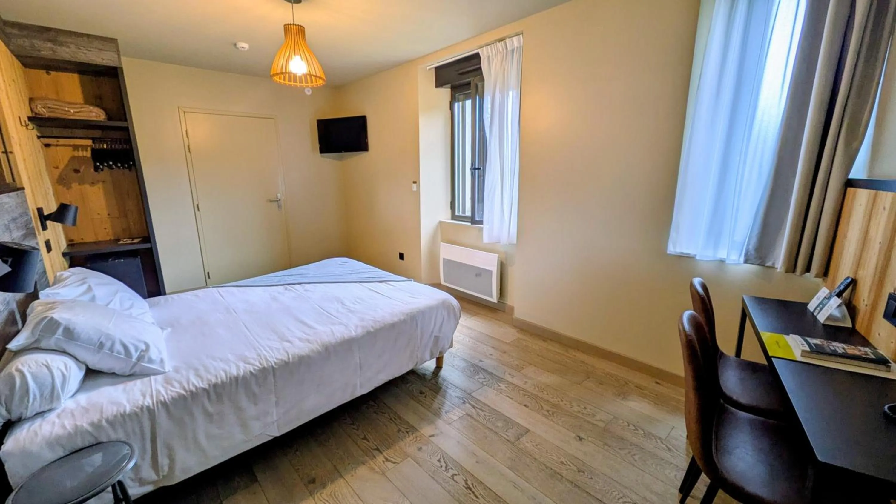 Bed in Logis Hôtel restaurant La Remise