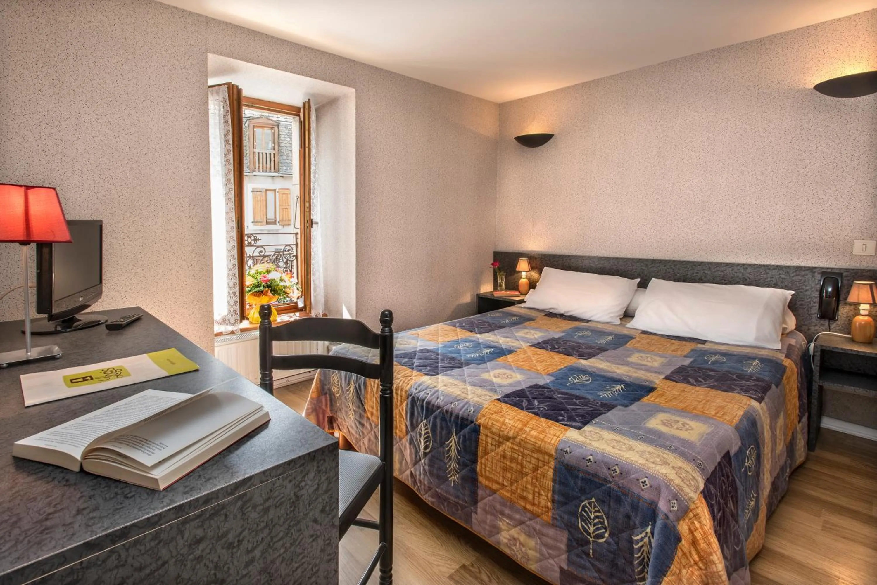 Bed in Logis Hôtel restaurant La Remise