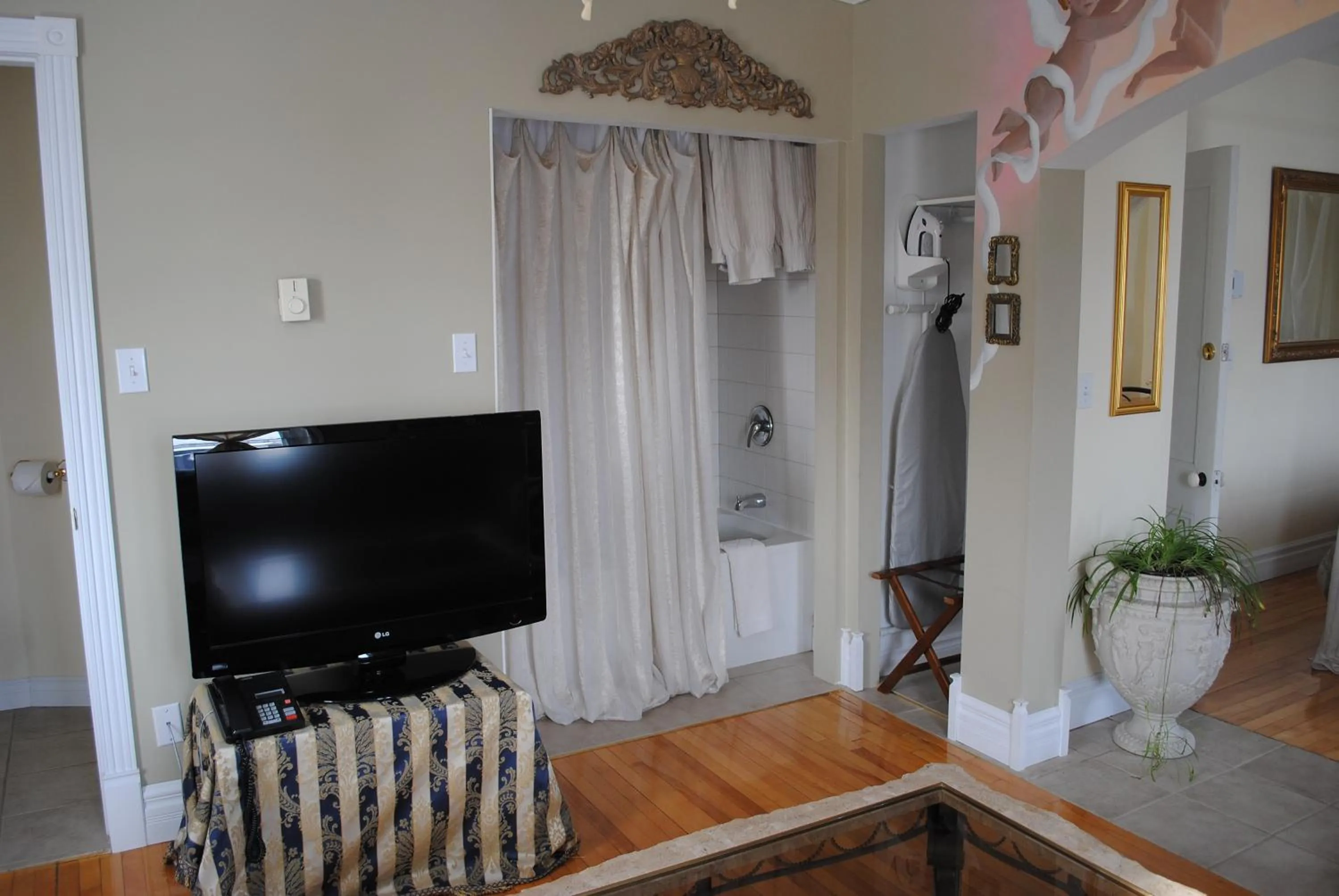 TV and multimedia in Auberge Marquis de Montcalm