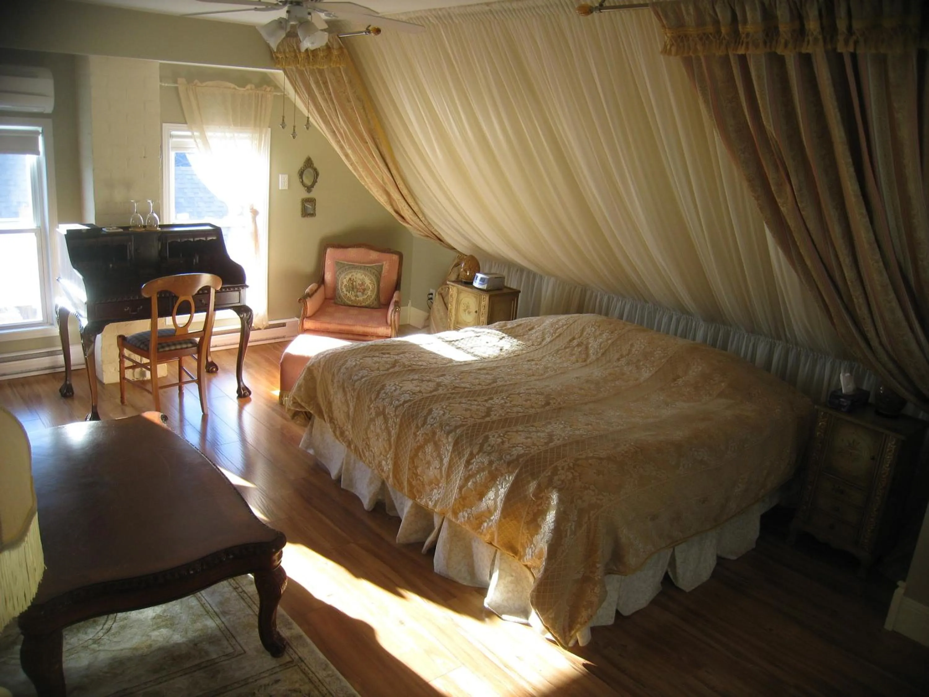 Bed in Auberge Marquis de Montcalm