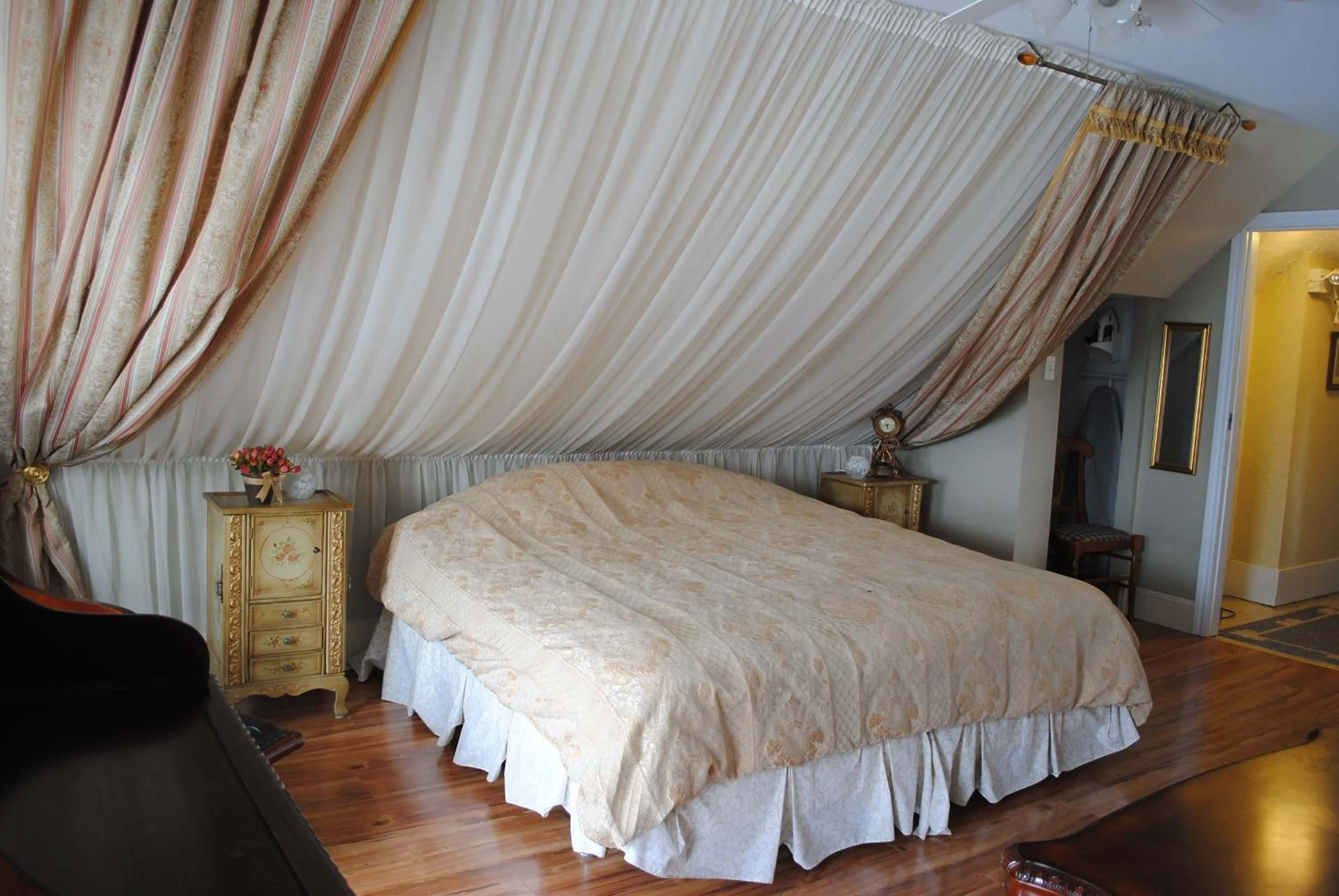 Bed in Auberge Marquis de Montcalm