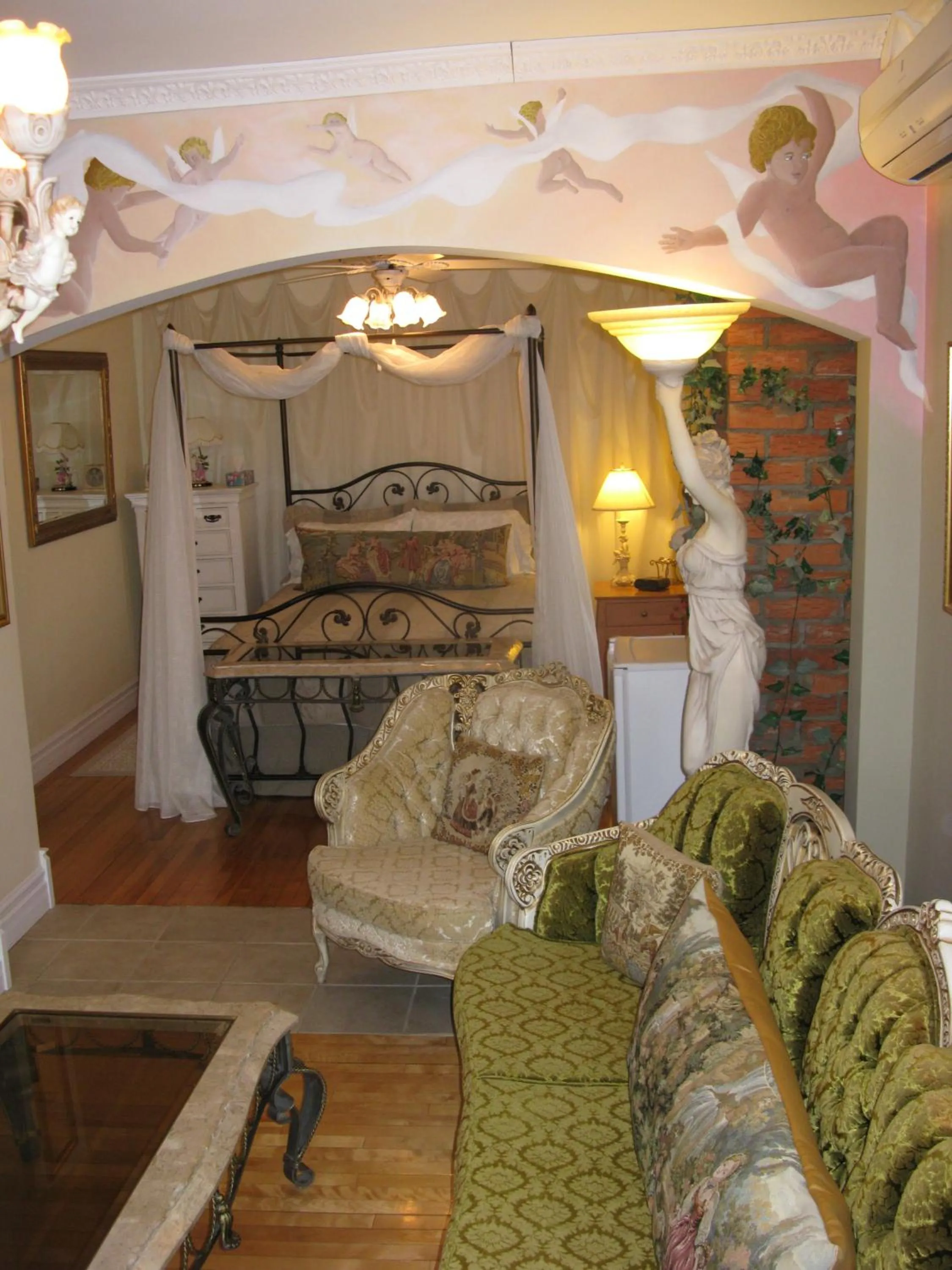 Living room, Bed in Auberge Marquis de Montcalm