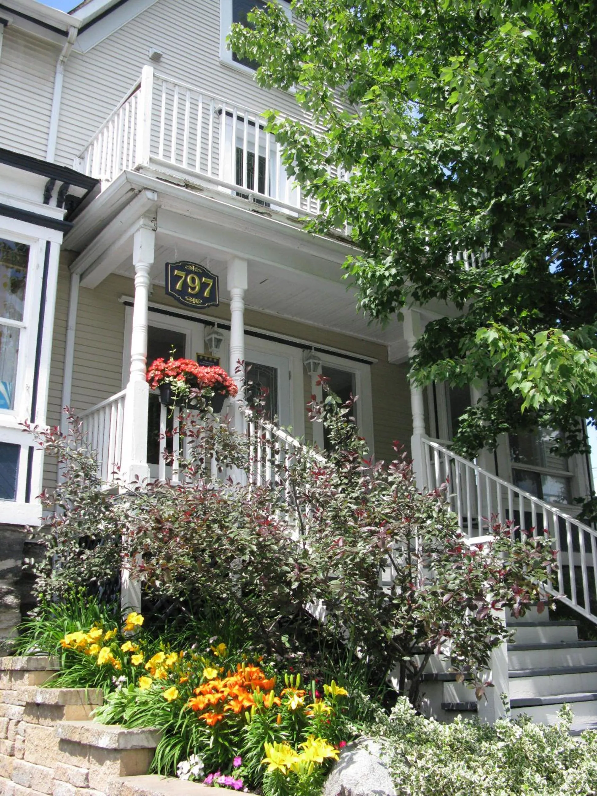 Facade/entrance in Auberge Marquis de Montcalm