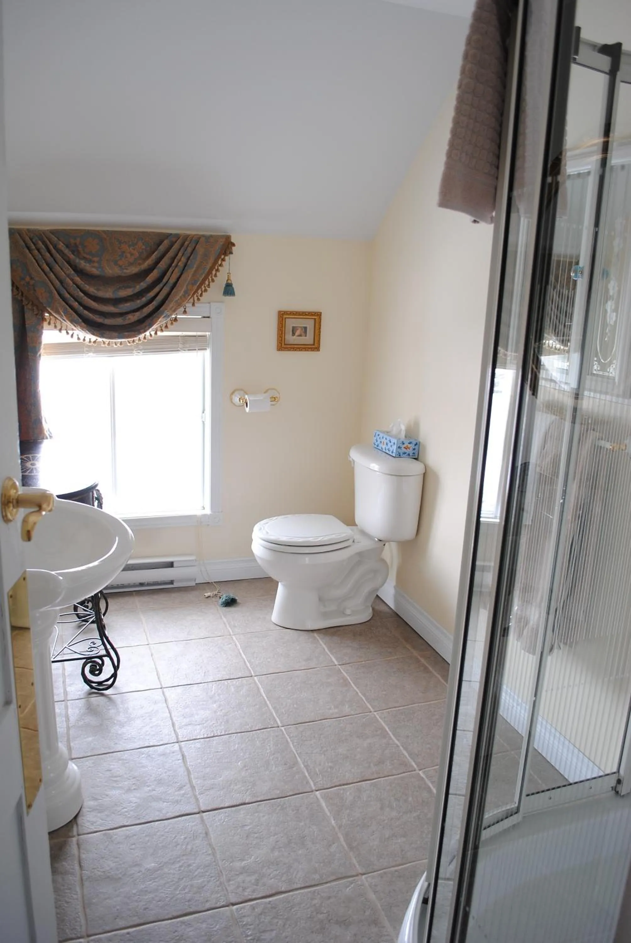 Shower in Auberge Marquis de Montcalm