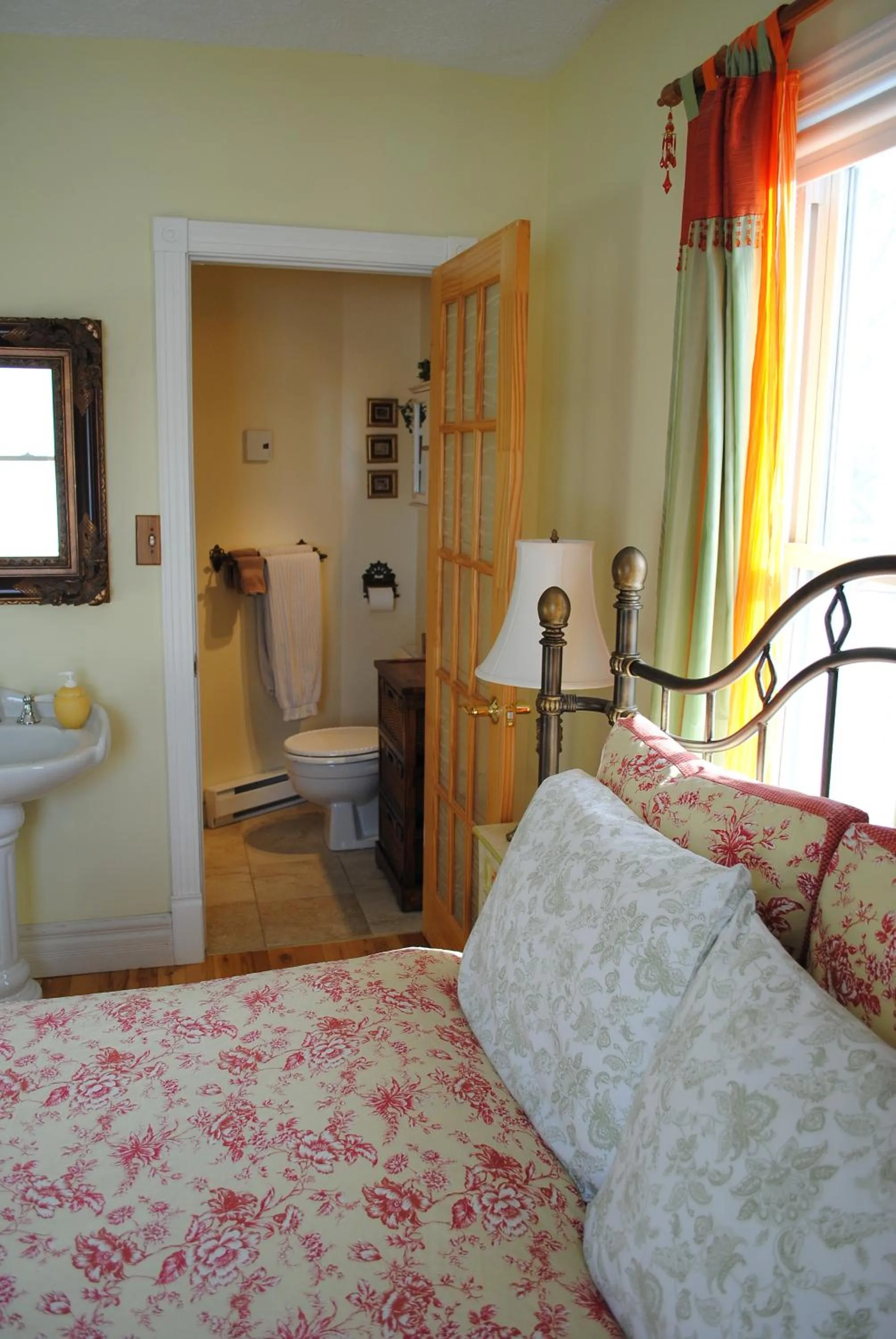 Bathroom, Bed in Auberge Marquis de Montcalm