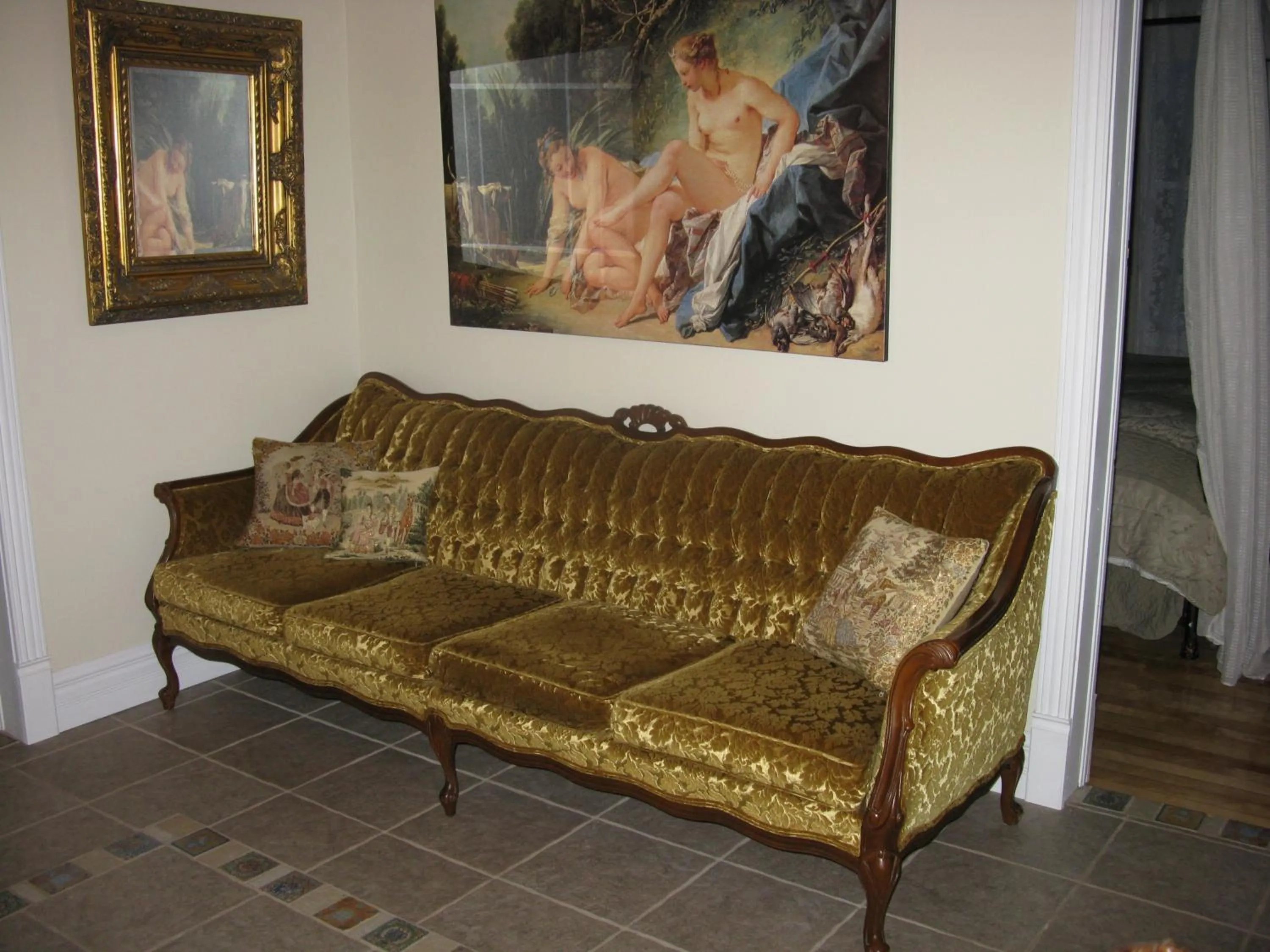 Communal lounge/ TV room in Auberge Marquis de Montcalm