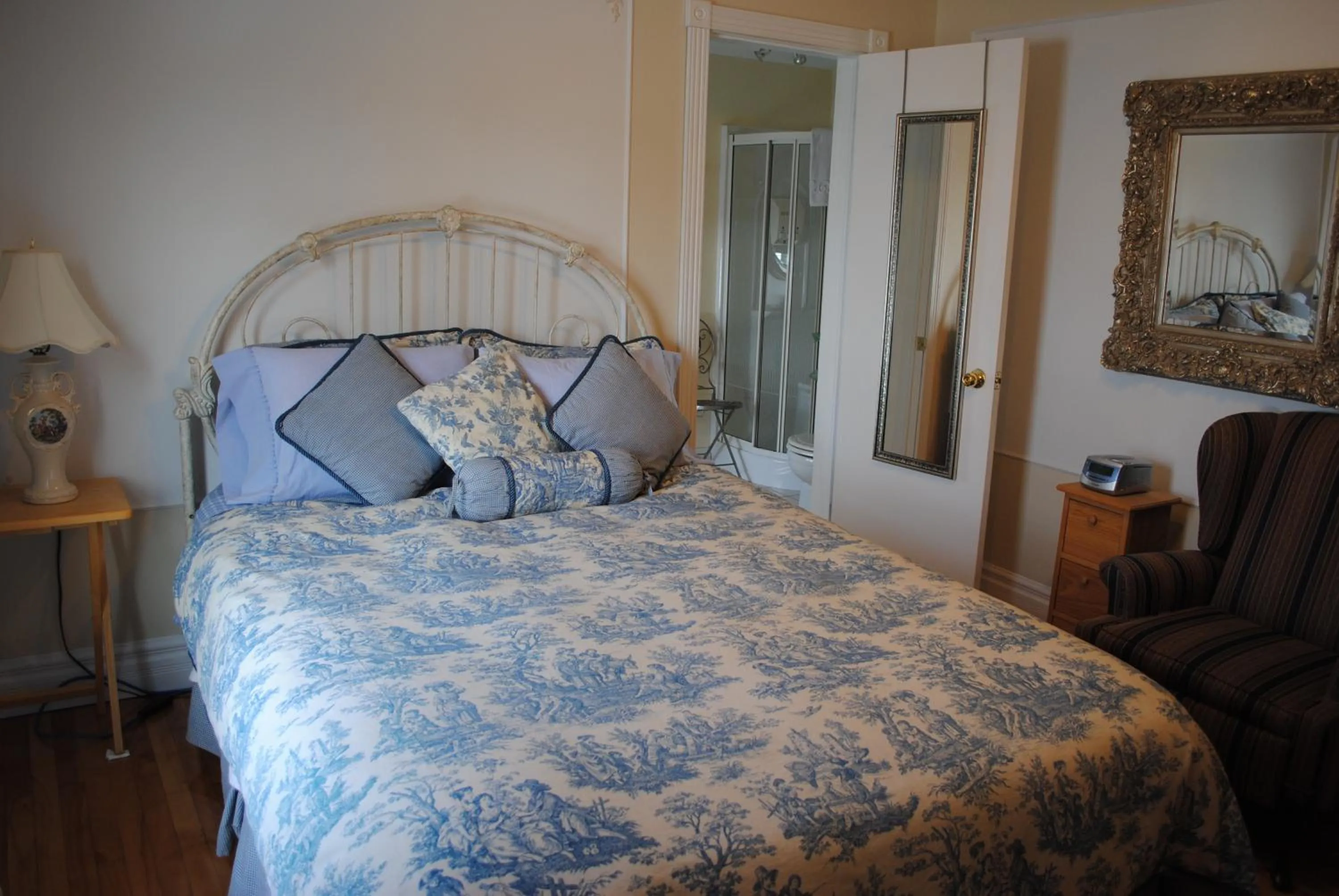 Bed in Auberge Marquis de Montcalm