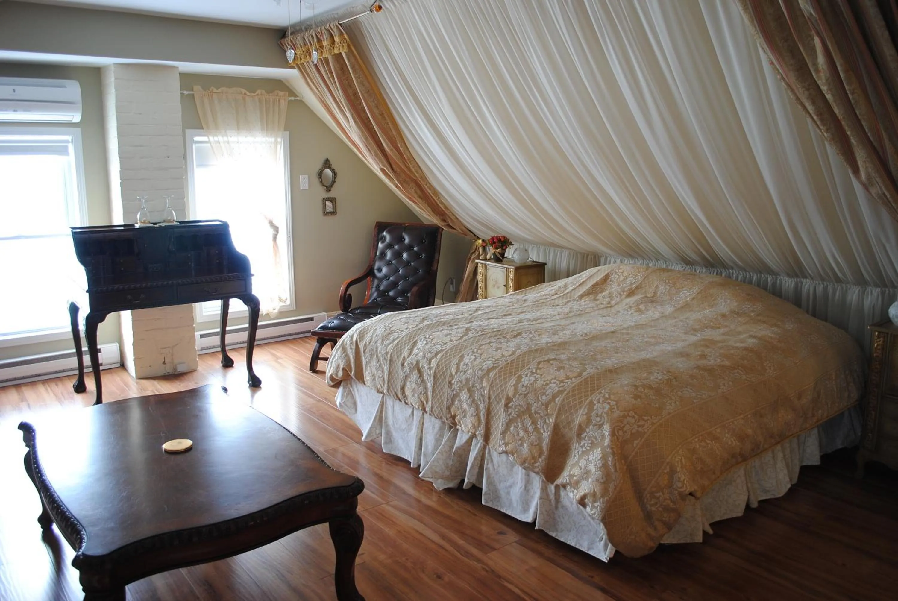 Bed in Auberge Marquis de Montcalm