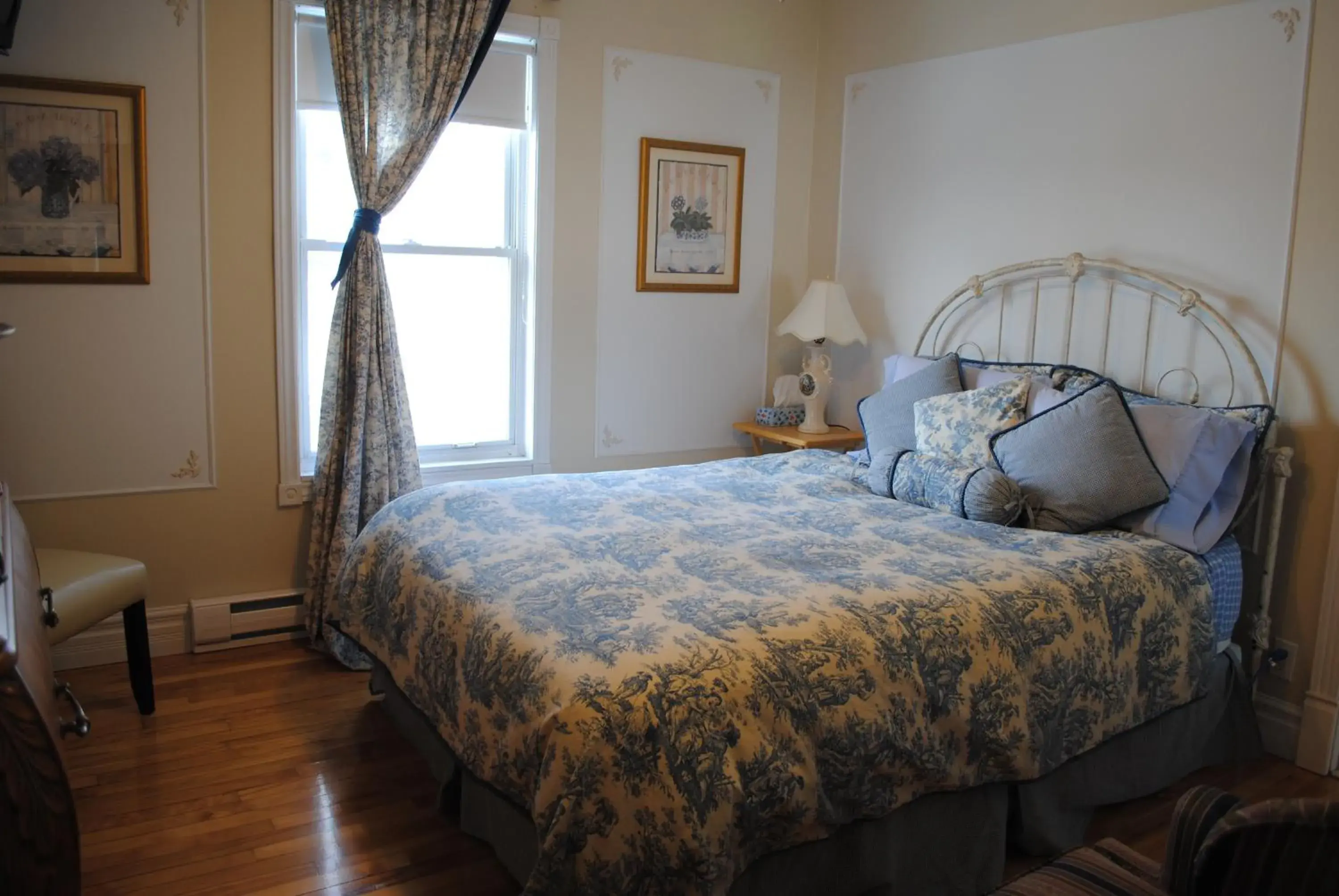 Queen Room in Auberge Marquis de Montcalm Queen Room in Auberge Marquis de Montcalm