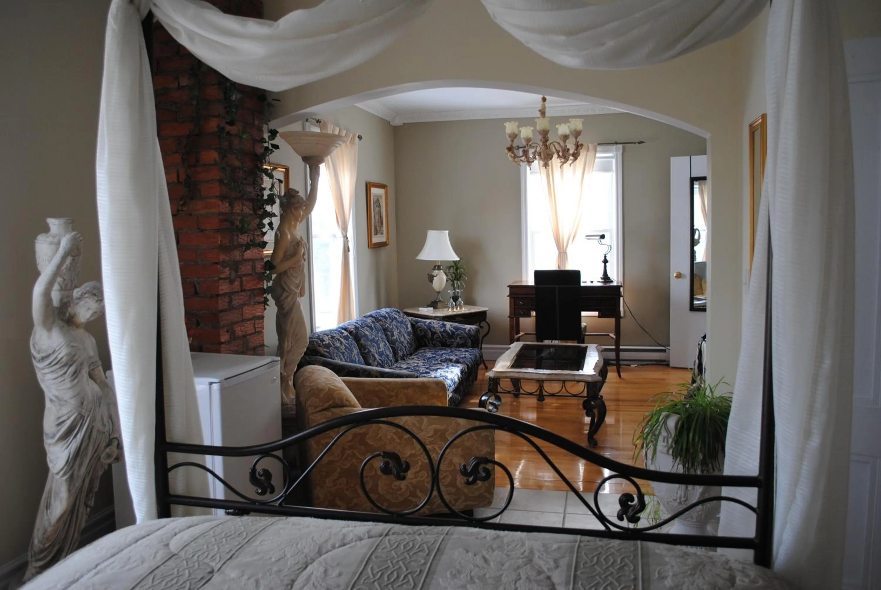 Living room, Bed in Auberge Marquis de Montcalm