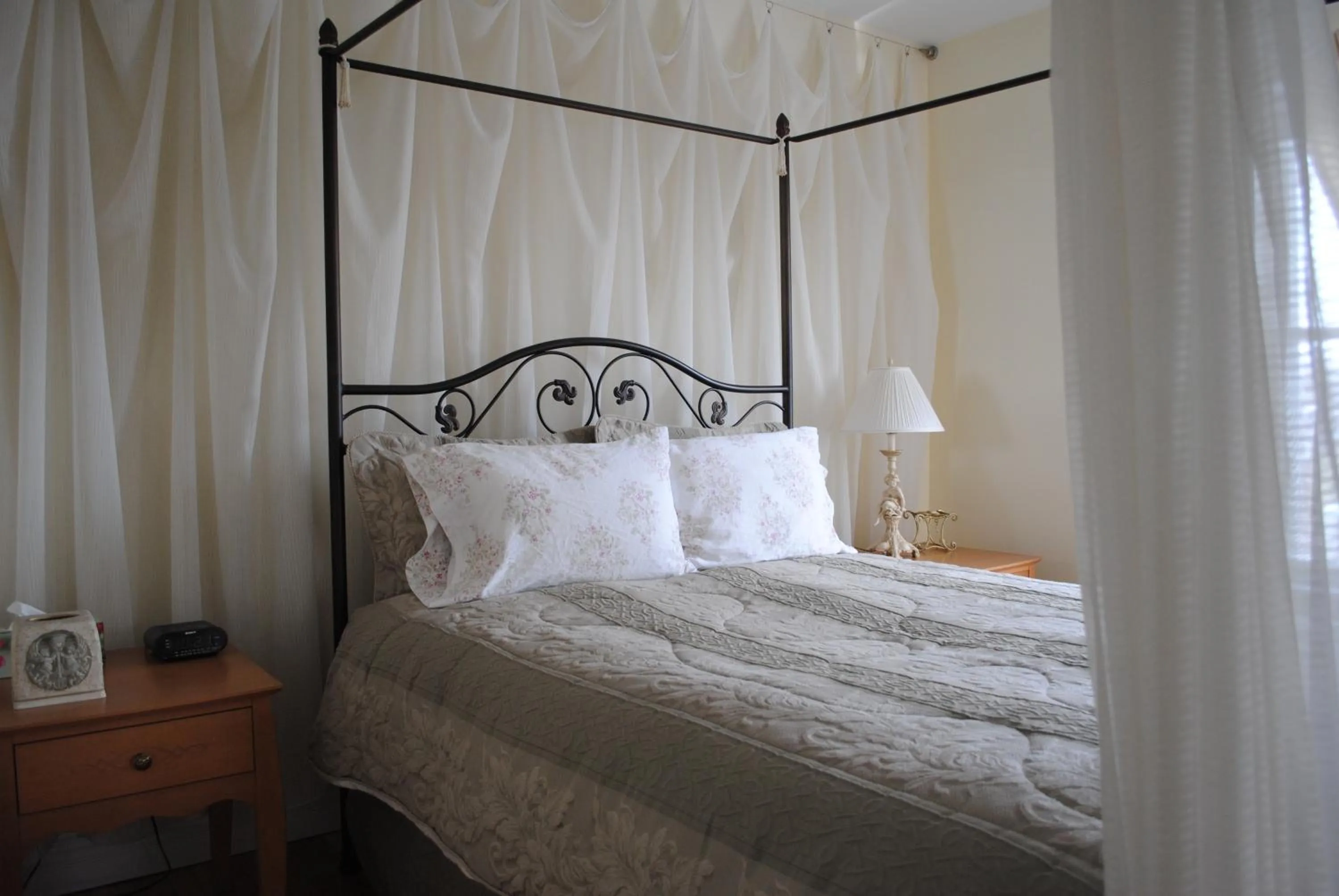 Bed in Auberge Marquis de Montcalm