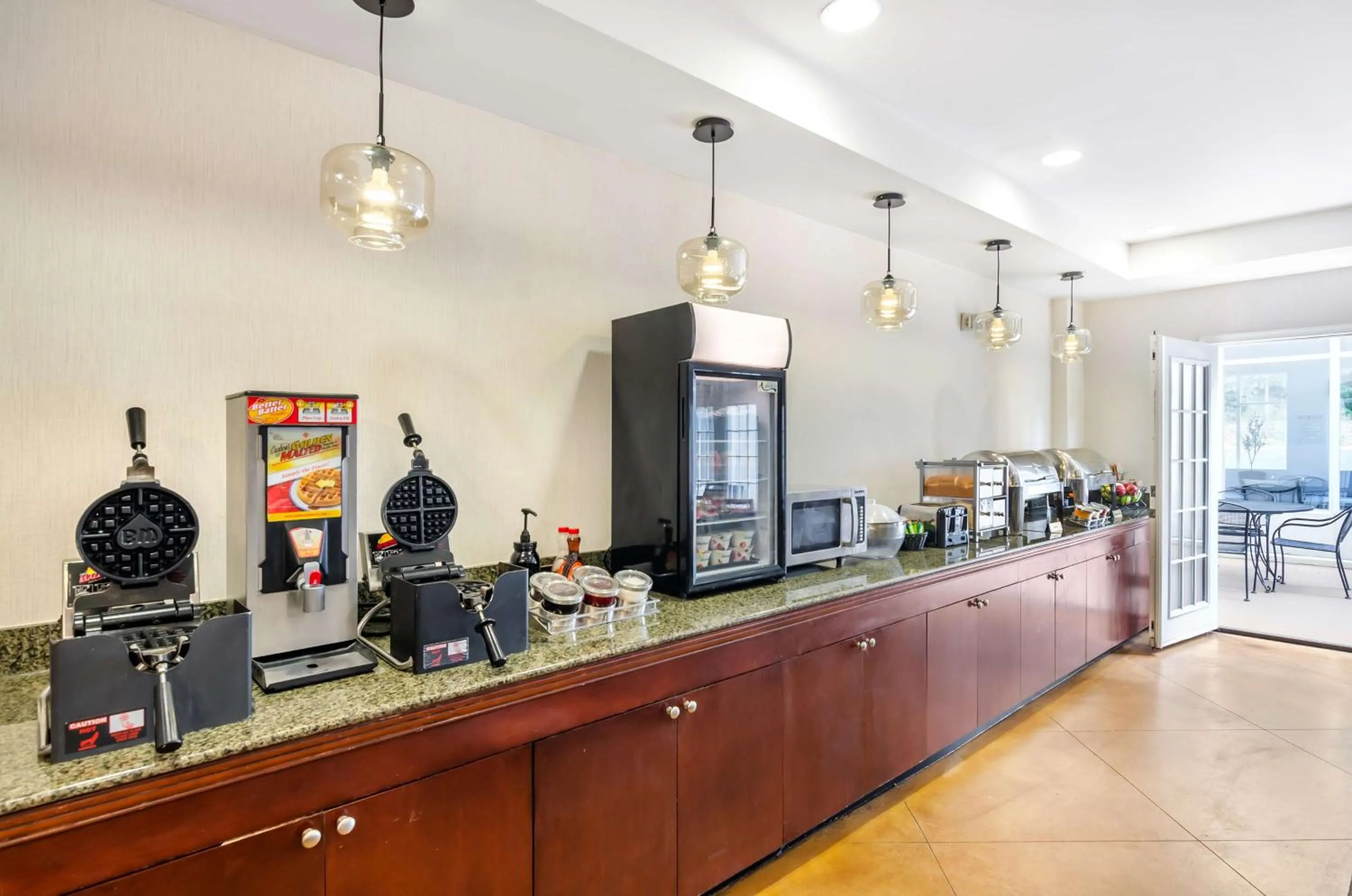 Breakfast in Best Western Plus Waynesboro