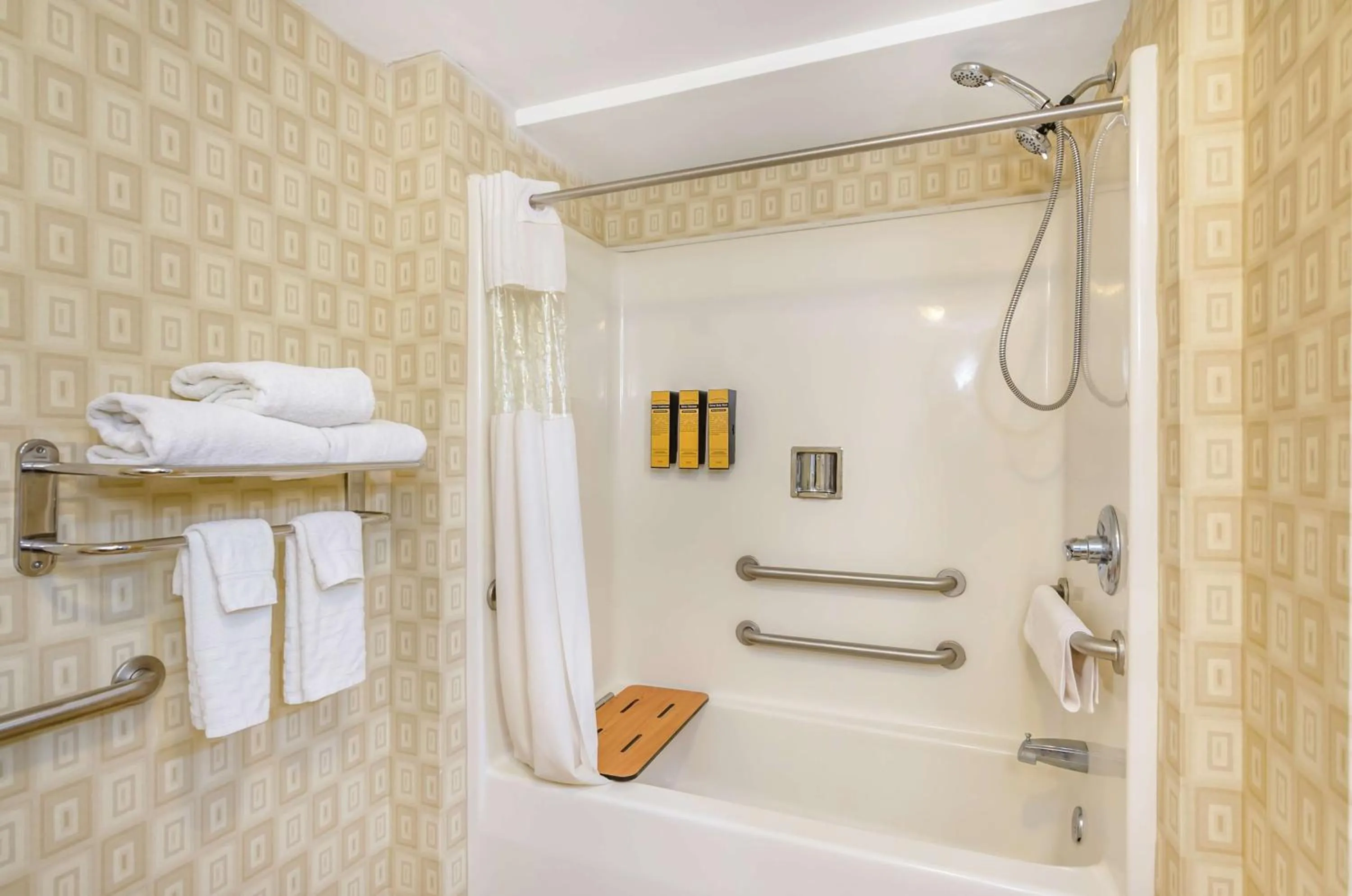 Bathroom in Best Western Plus Waynesboro