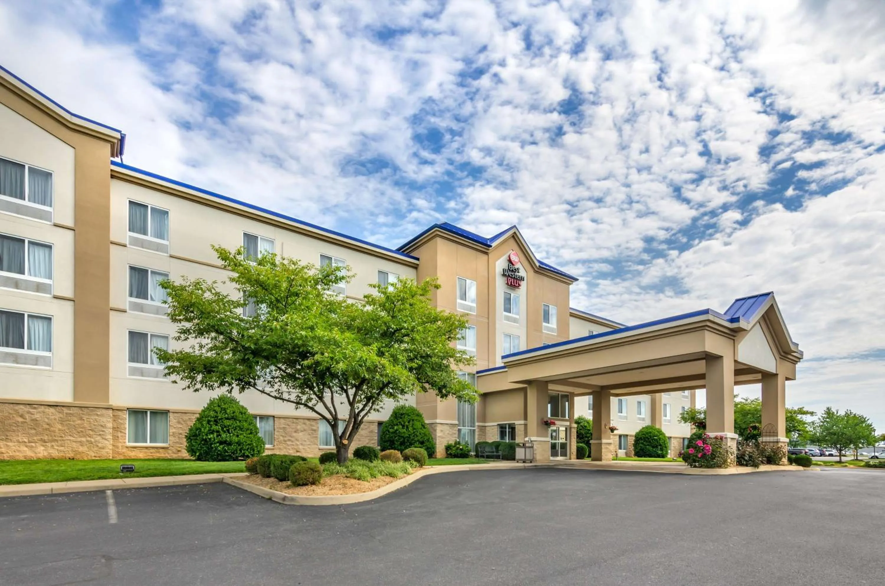 Property building in Best Western Plus Waynesboro